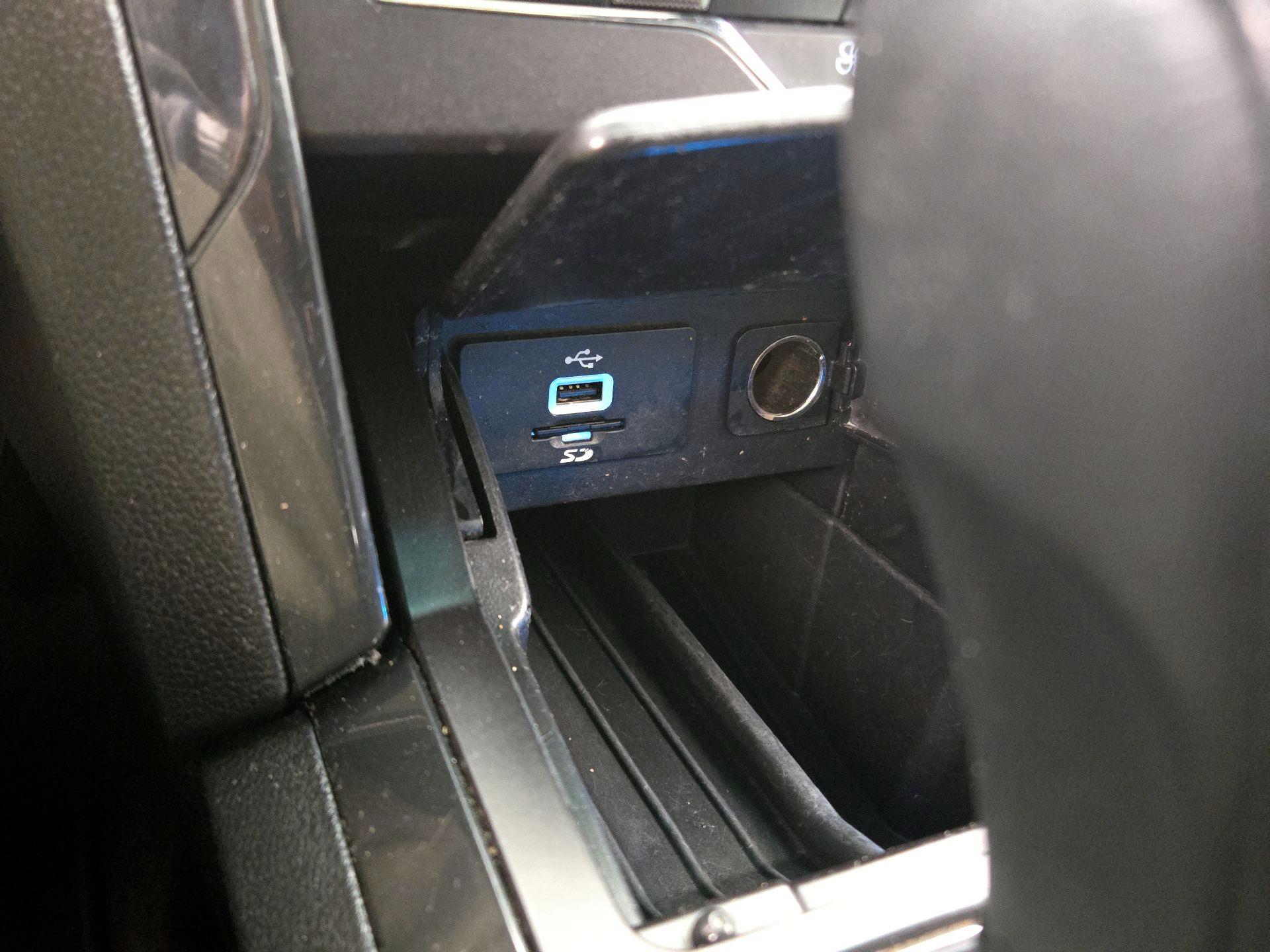 Thumbnail: 2016 Ford Explorer - 18