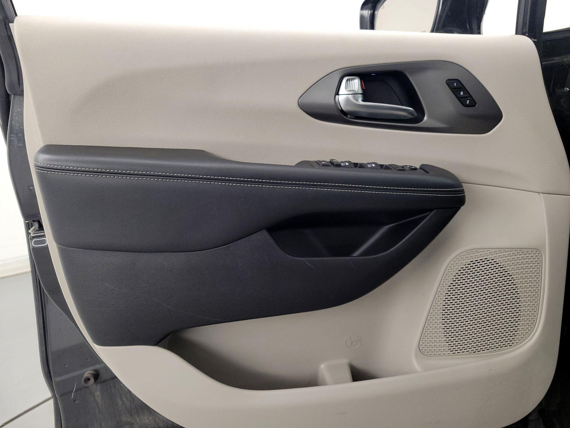 Thumbnail: 2022 Chrysler Pacifica - 12