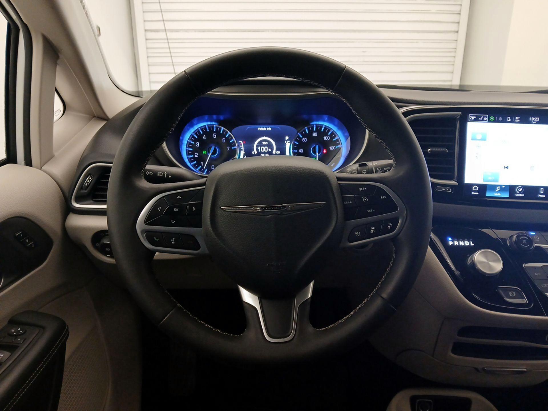 Thumbnail: 2023 Chrysler Pacifica - 10