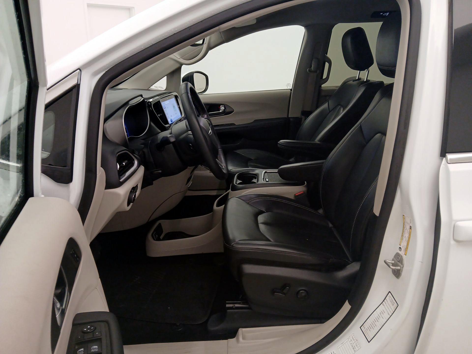 Thumbnail: 2023 Chrysler Pacifica - 11