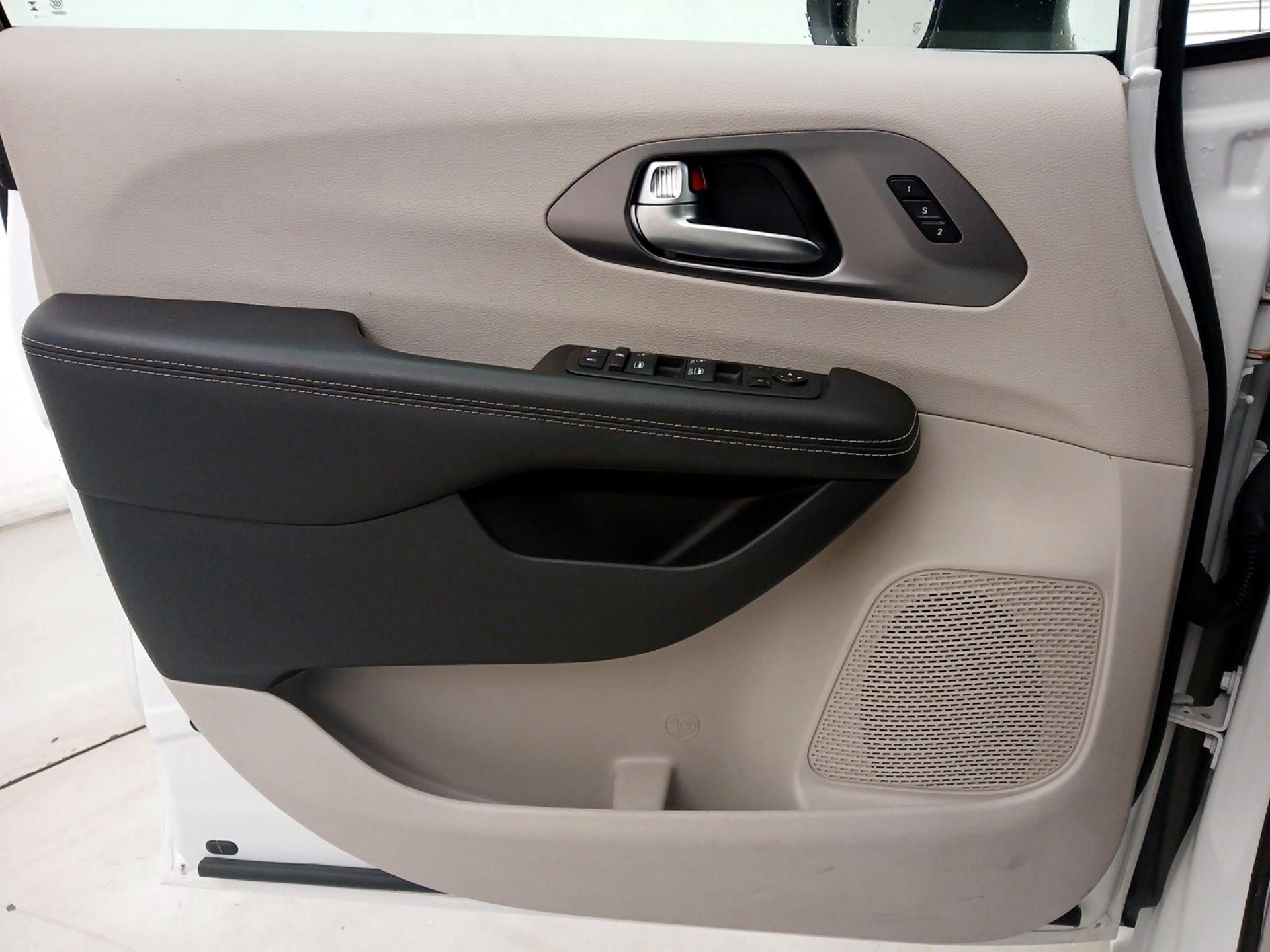 Thumbnail: 2023 Chrysler Pacifica - 12