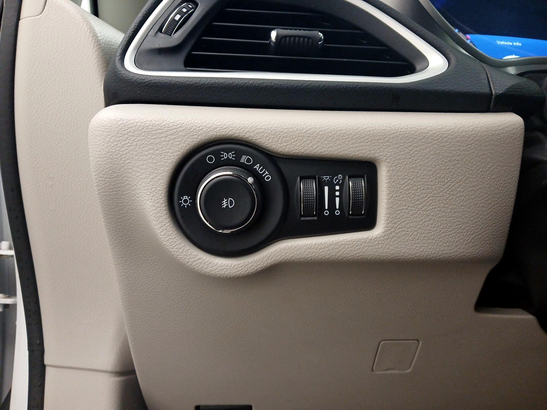 Thumbnail: 2023 Chrysler Pacifica - 13