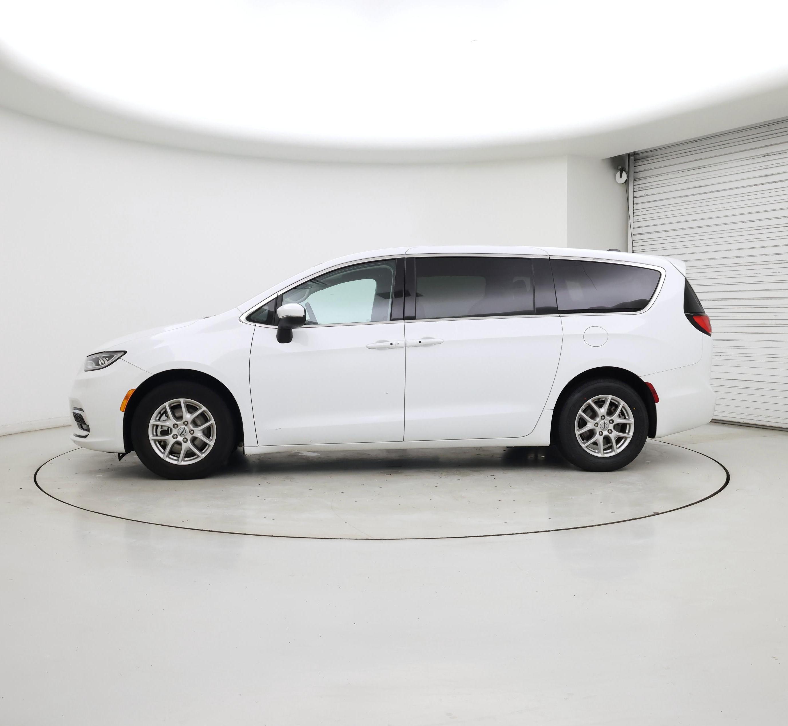 Thumbnail: 2023 Chrysler Pacifica - 3