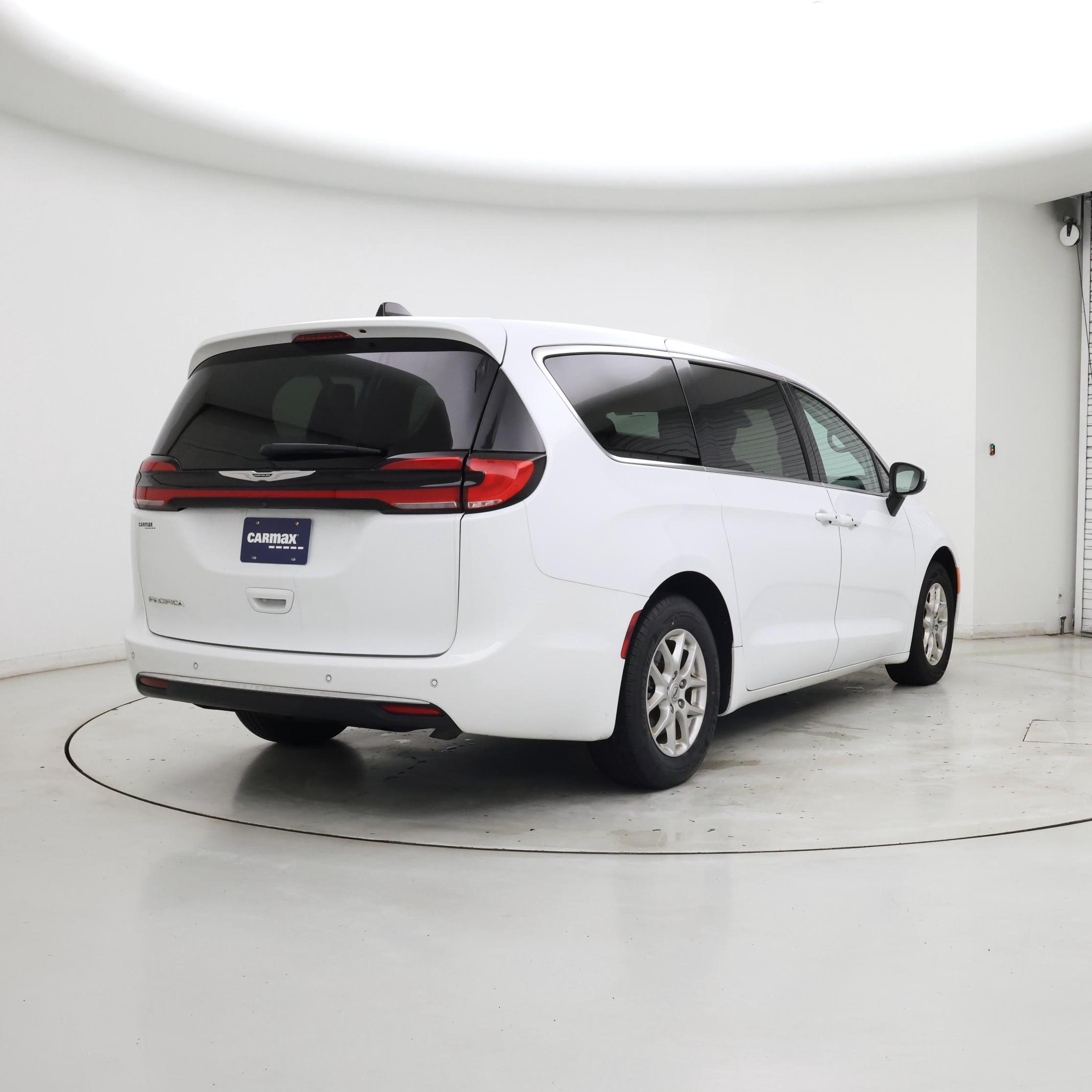 Thumbnail: 2023 Chrysler Pacifica - 8