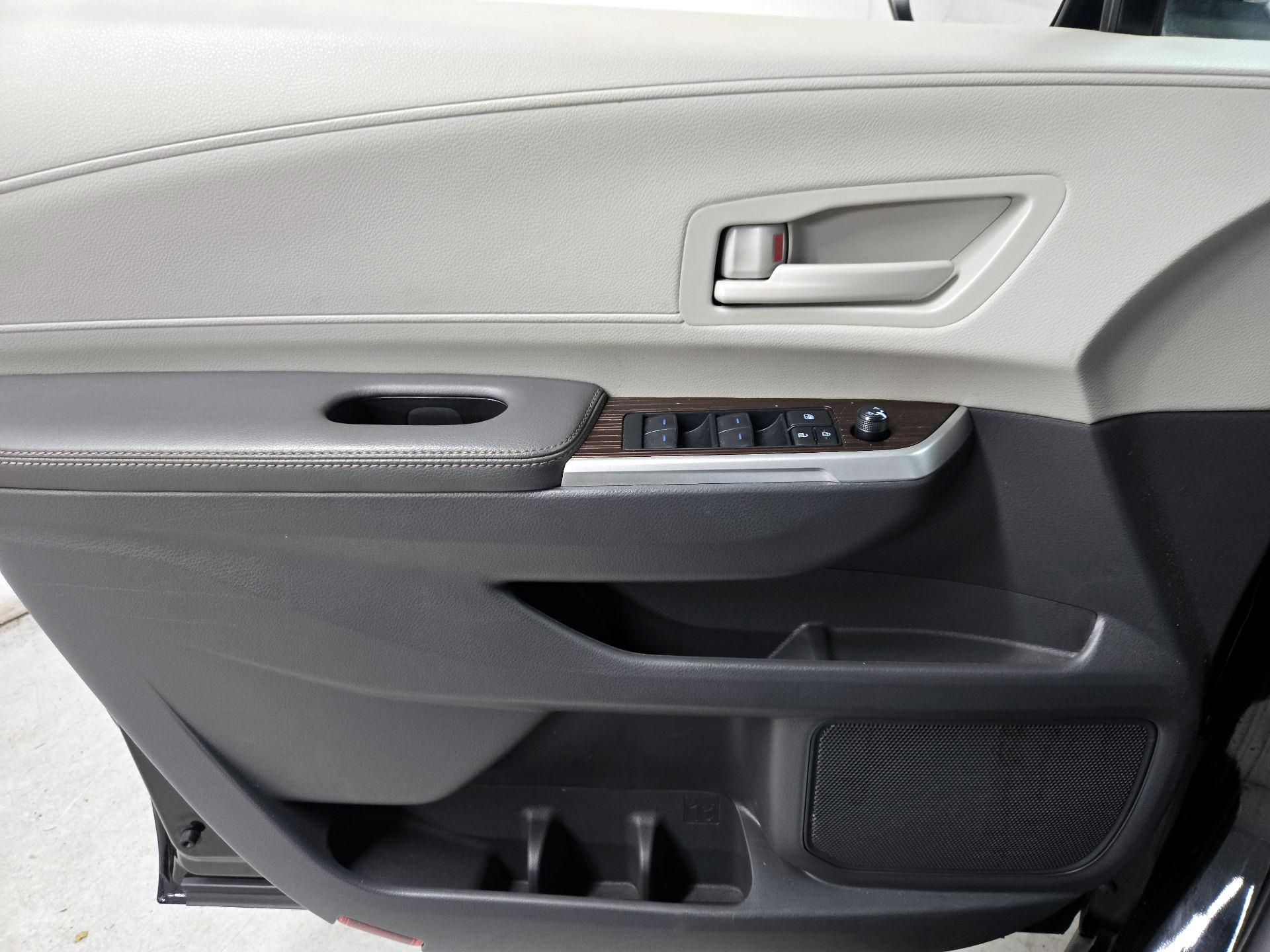 Thumbnail: 2024 Toyota Sienna - 12