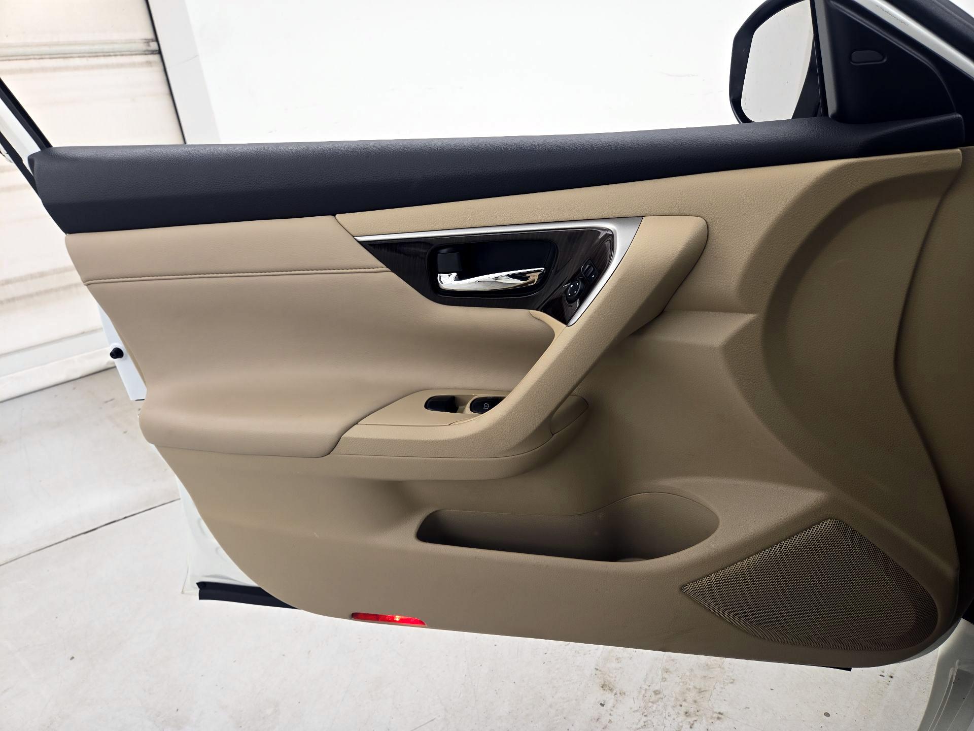 Thumbnail: 2015 Nissan Altima - 12