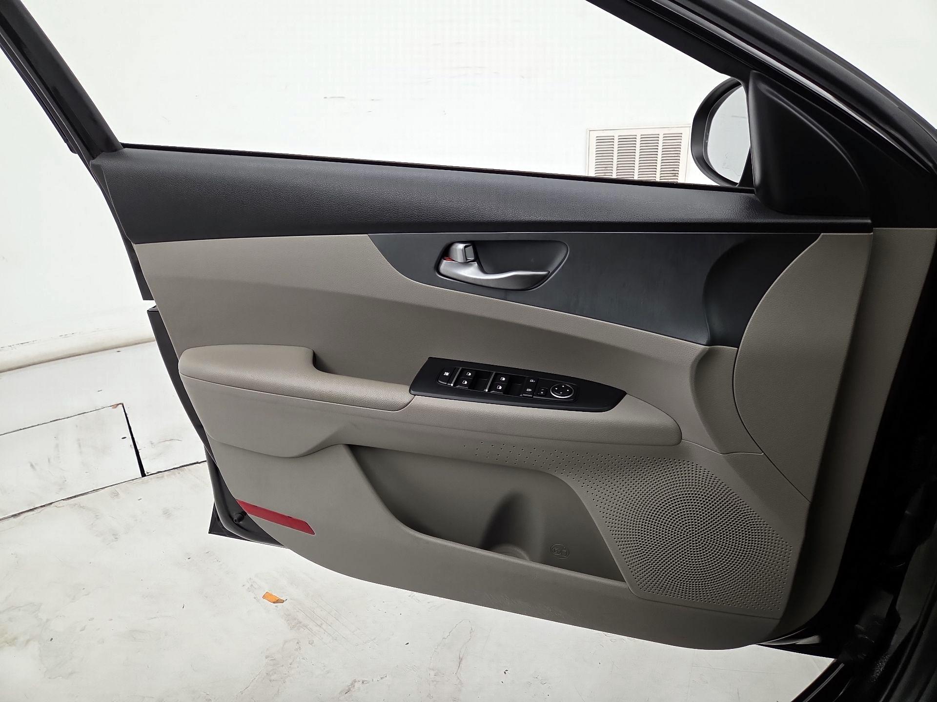 Thumbnail: 2020 Kia Forte - 12