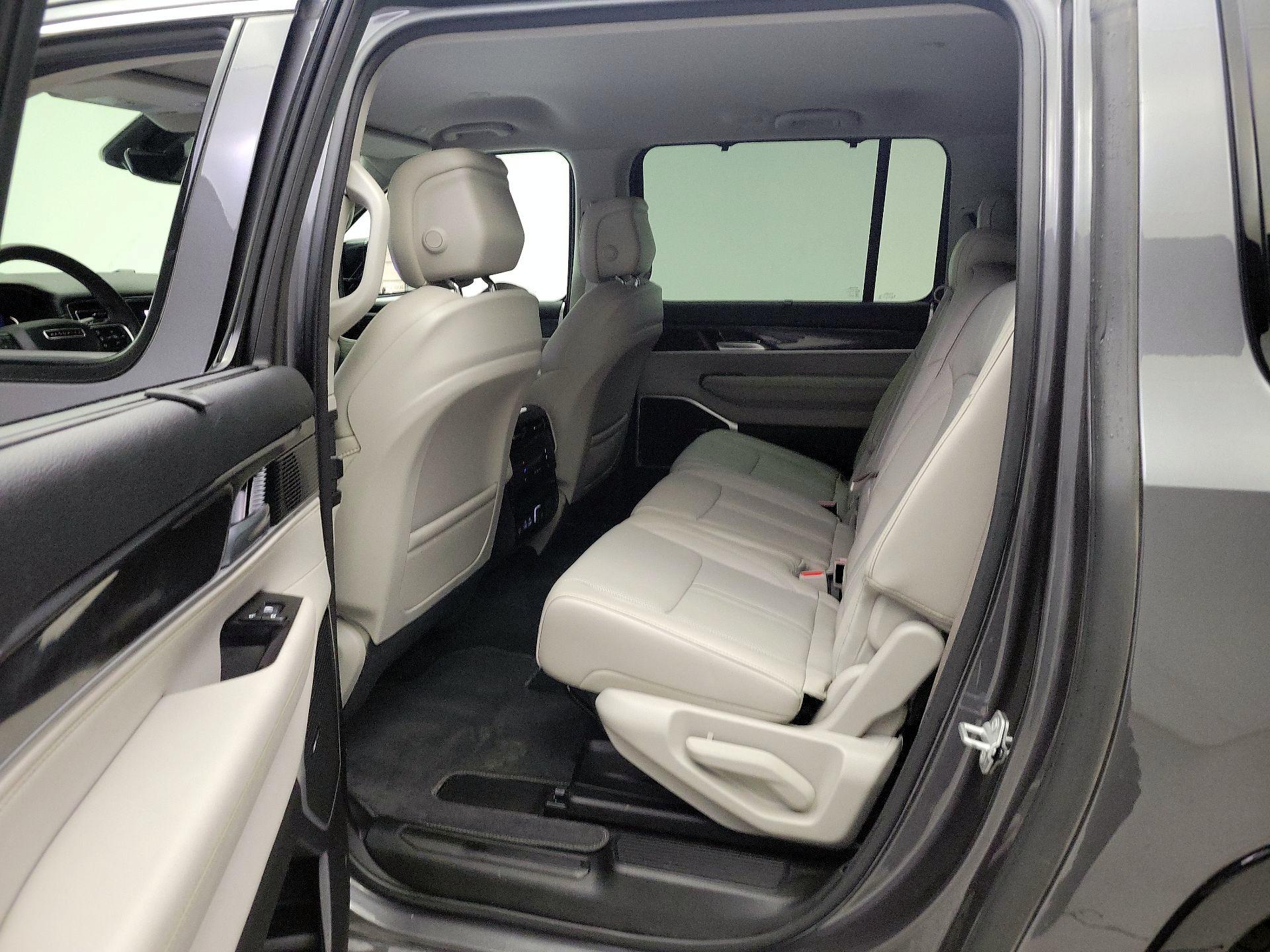 Thumbnail: 2023 Jeep Wagoneer - 18