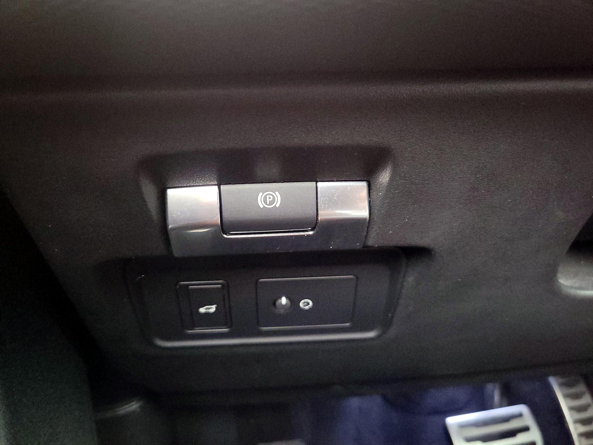 Thumbnail: 2020 Land Rover Discovery Sport - 13