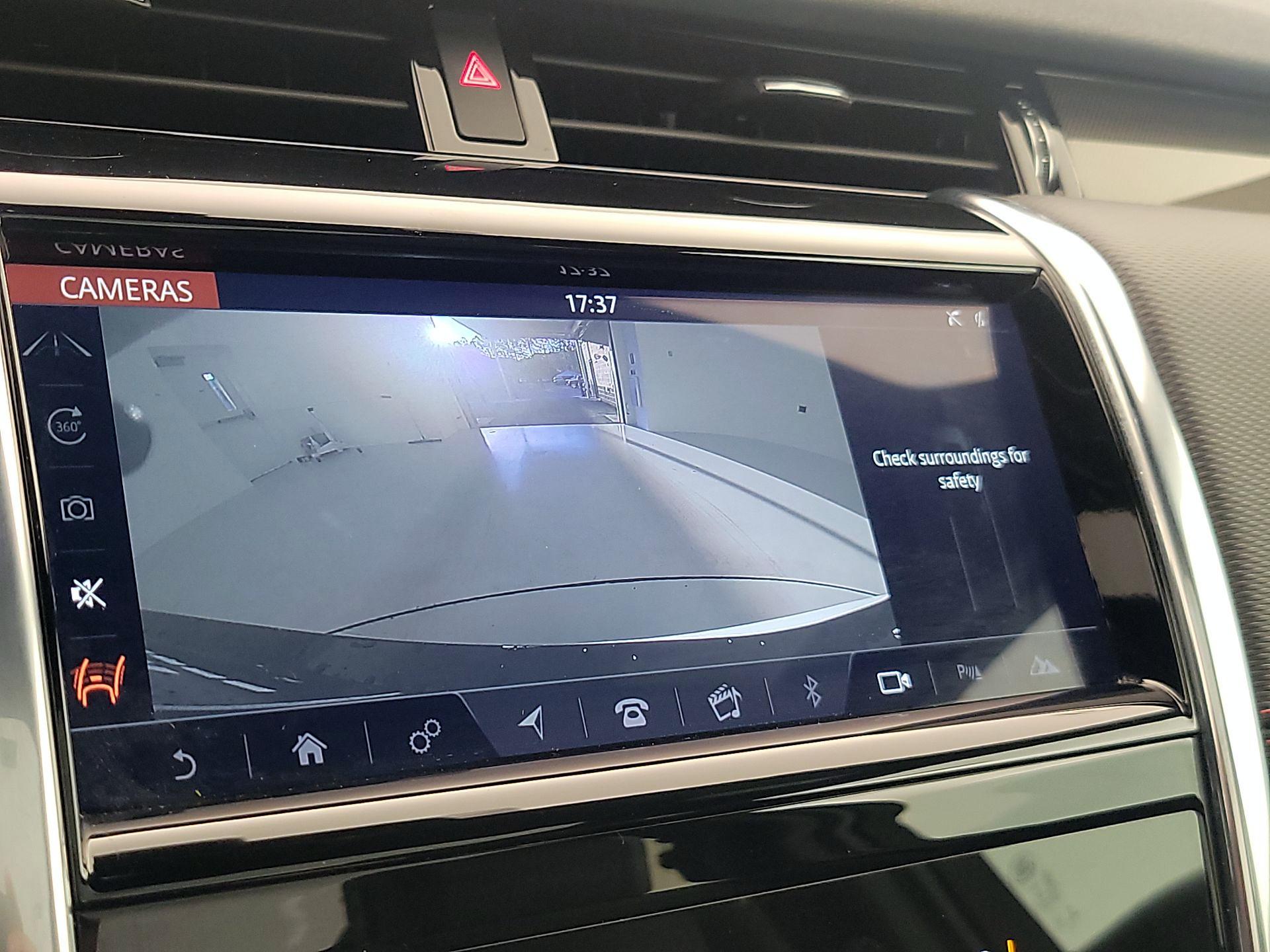 Thumbnail: 2020 Land Rover Discovery Sport - 15