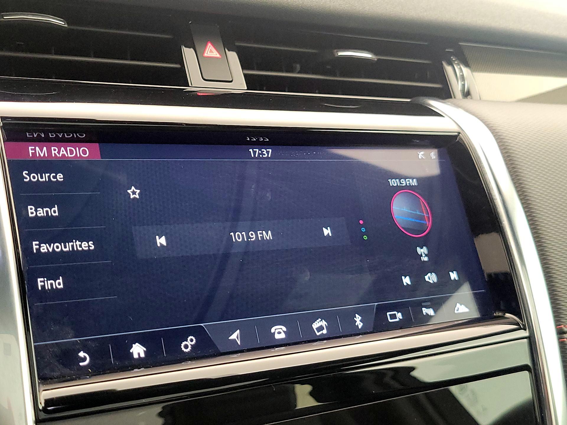 Thumbnail: 2020 Land Rover Discovery Sport - 16