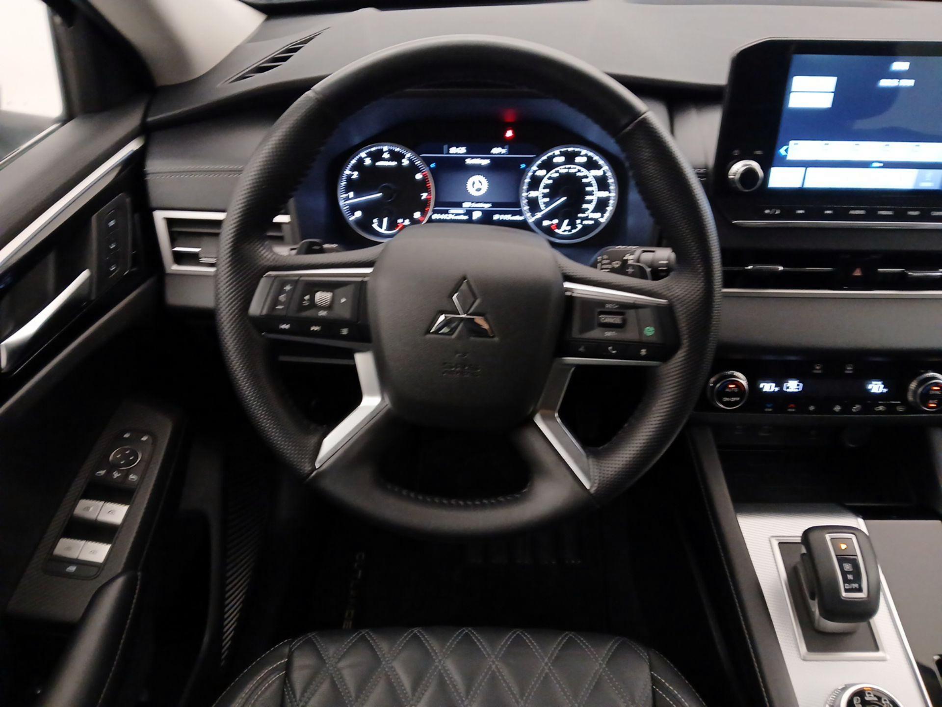 Thumbnail: 2022 Mitsubishi Outlander - 10