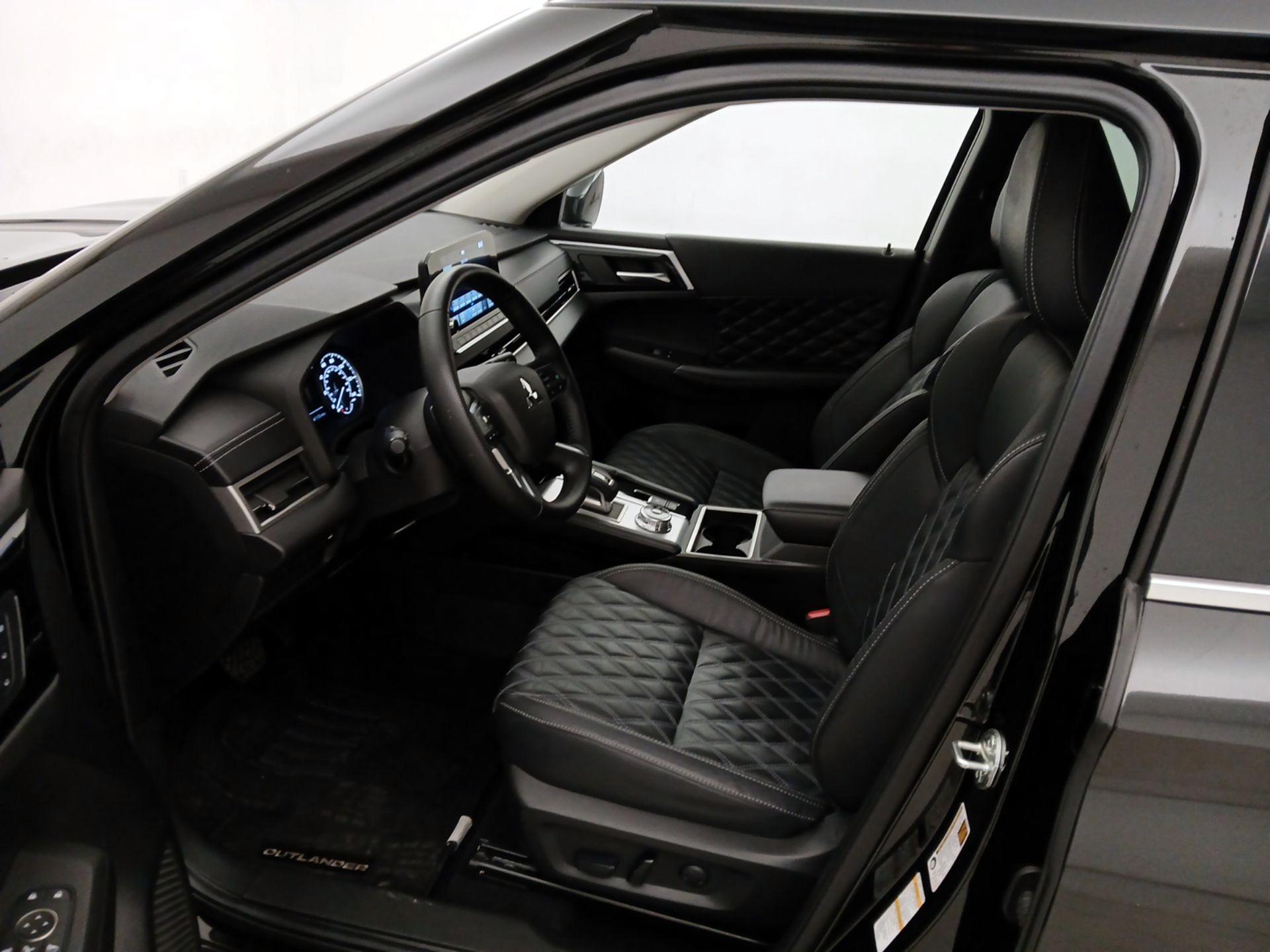 Thumbnail: 2022 Mitsubishi Outlander - 11