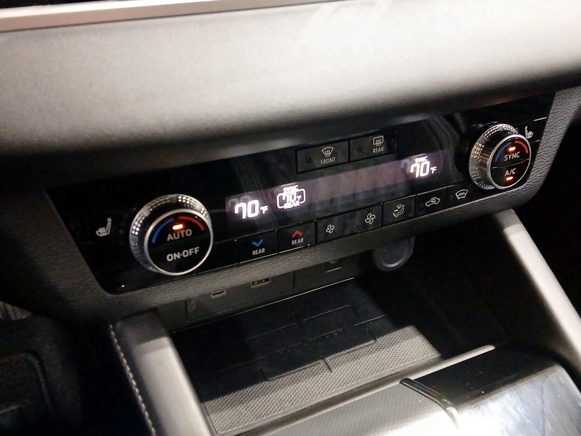 Thumbnail: 2022 Mitsubishi Outlander - 16