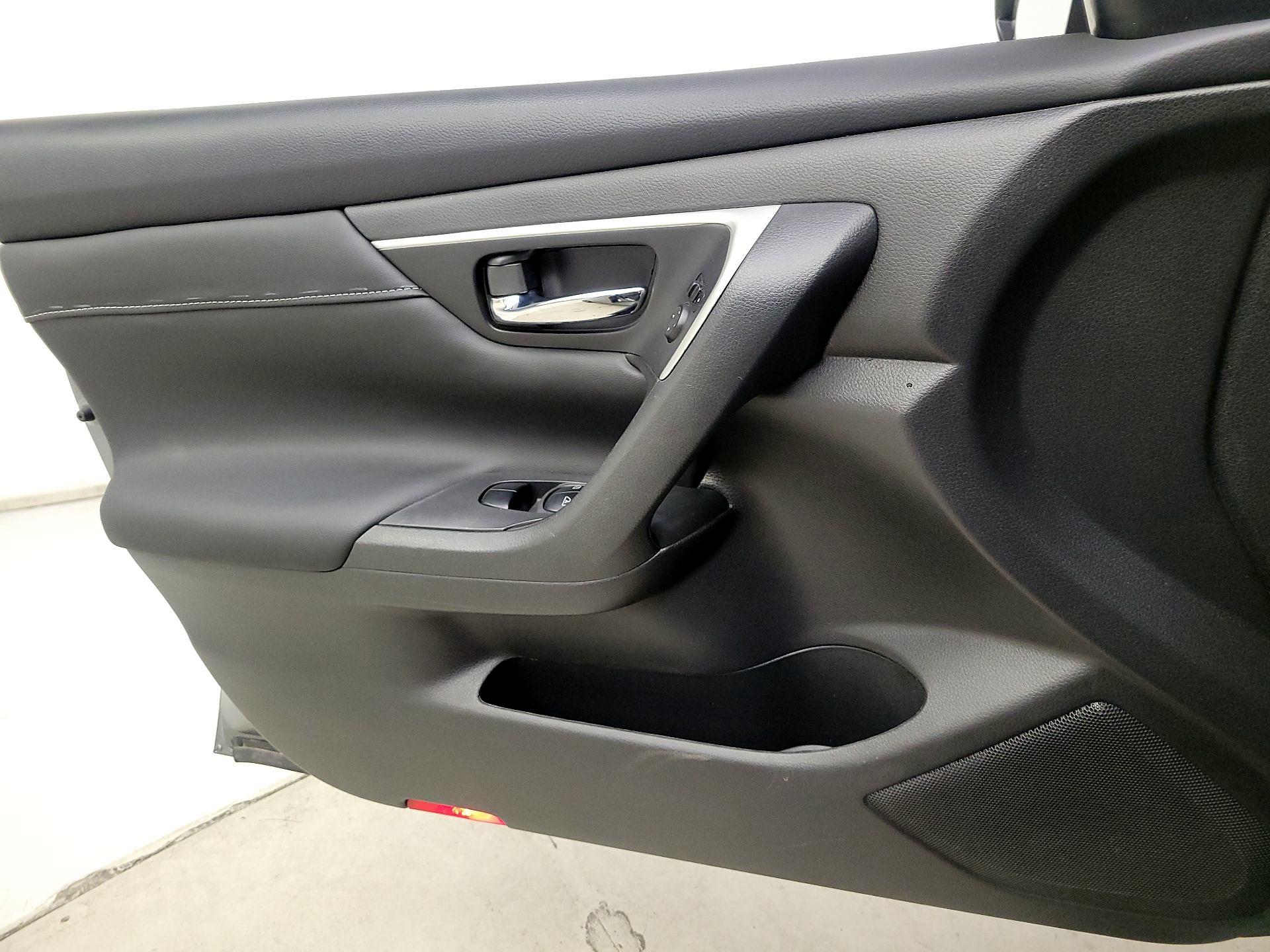 Thumbnail: 2017 Nissan Altima - 12