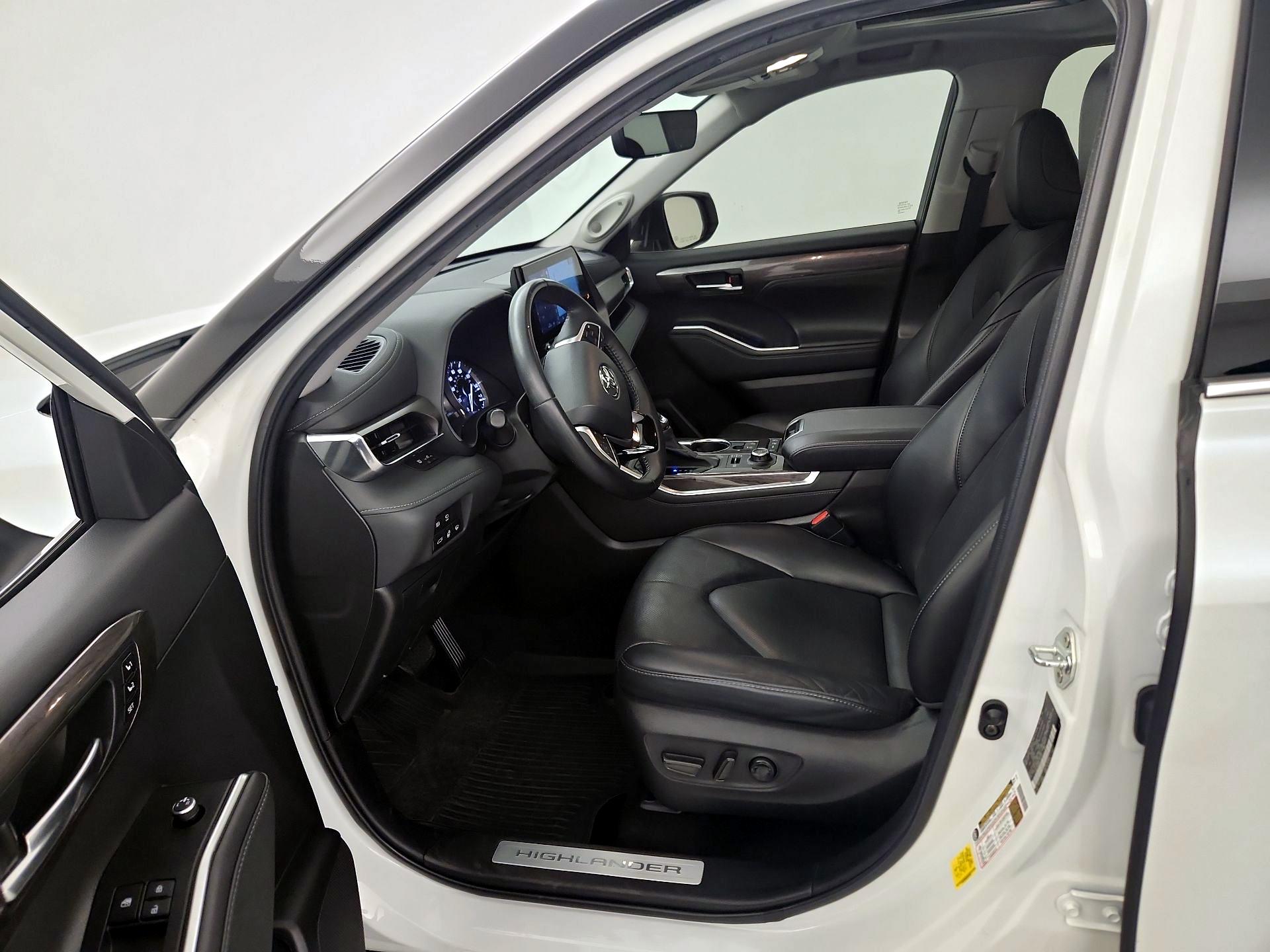 Thumbnail: 2022 Toyota Highlander - 11