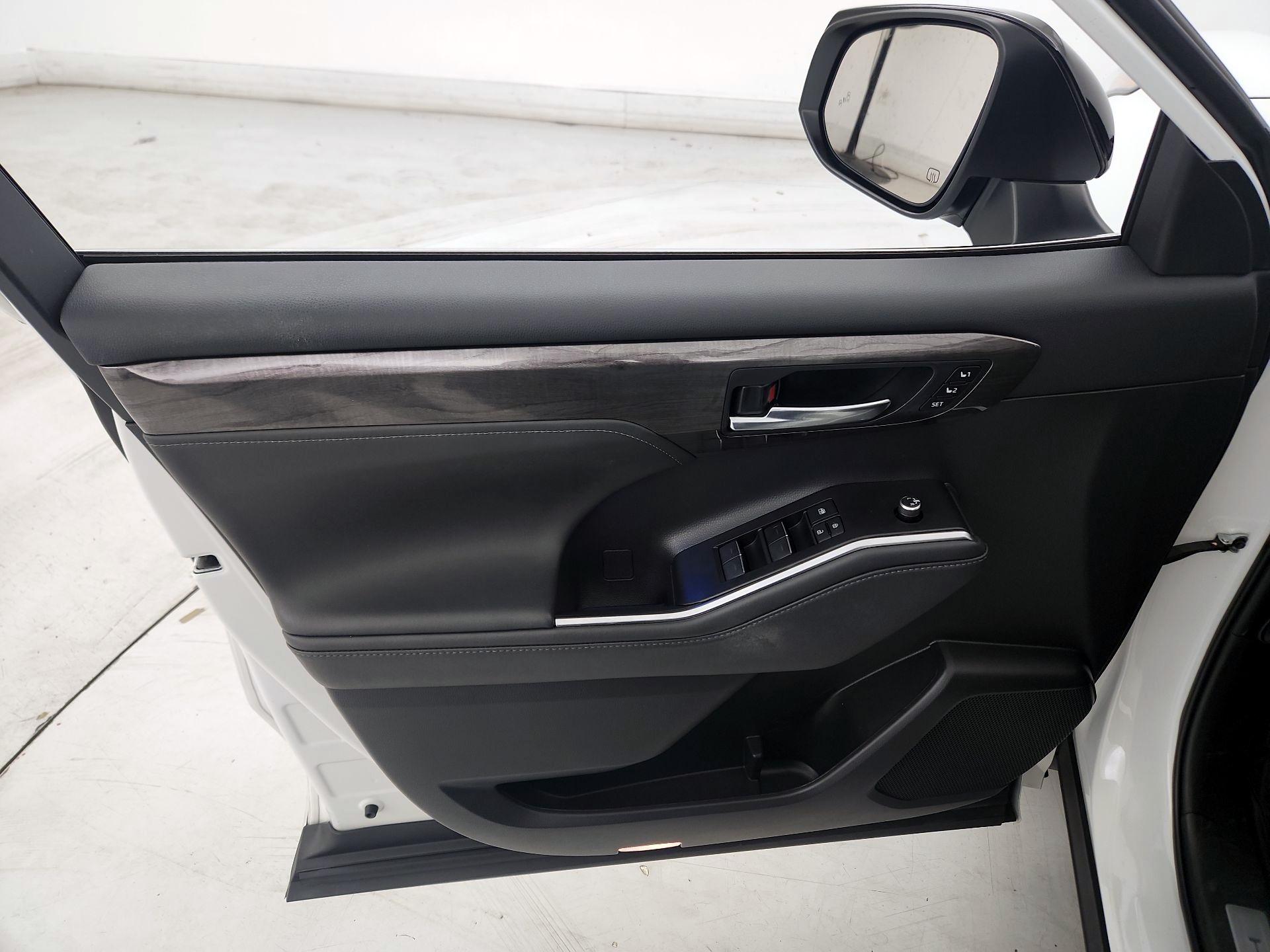 Thumbnail: 2022 Toyota Highlander - 12