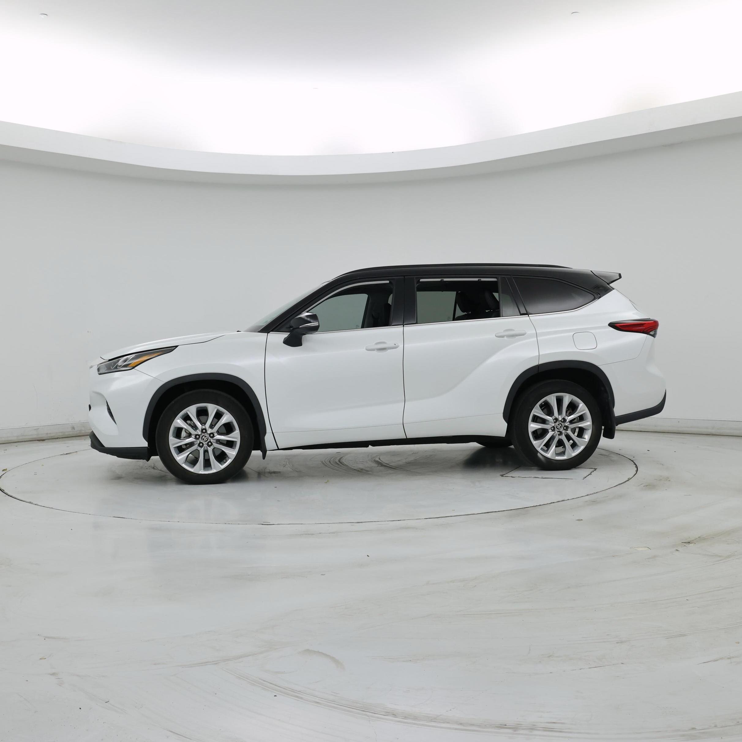 Thumbnail: 2022 Toyota Highlander - 3