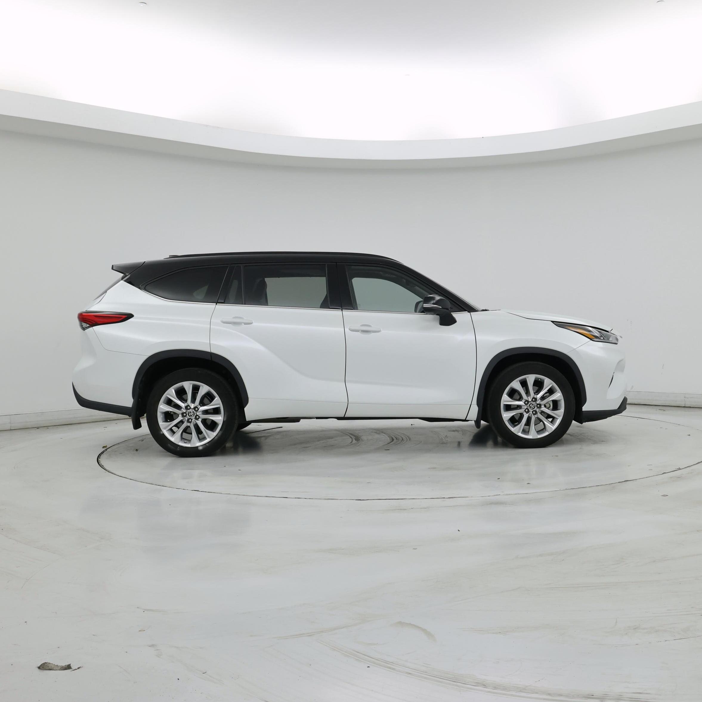 Thumbnail: 2022 Toyota Highlander - 7