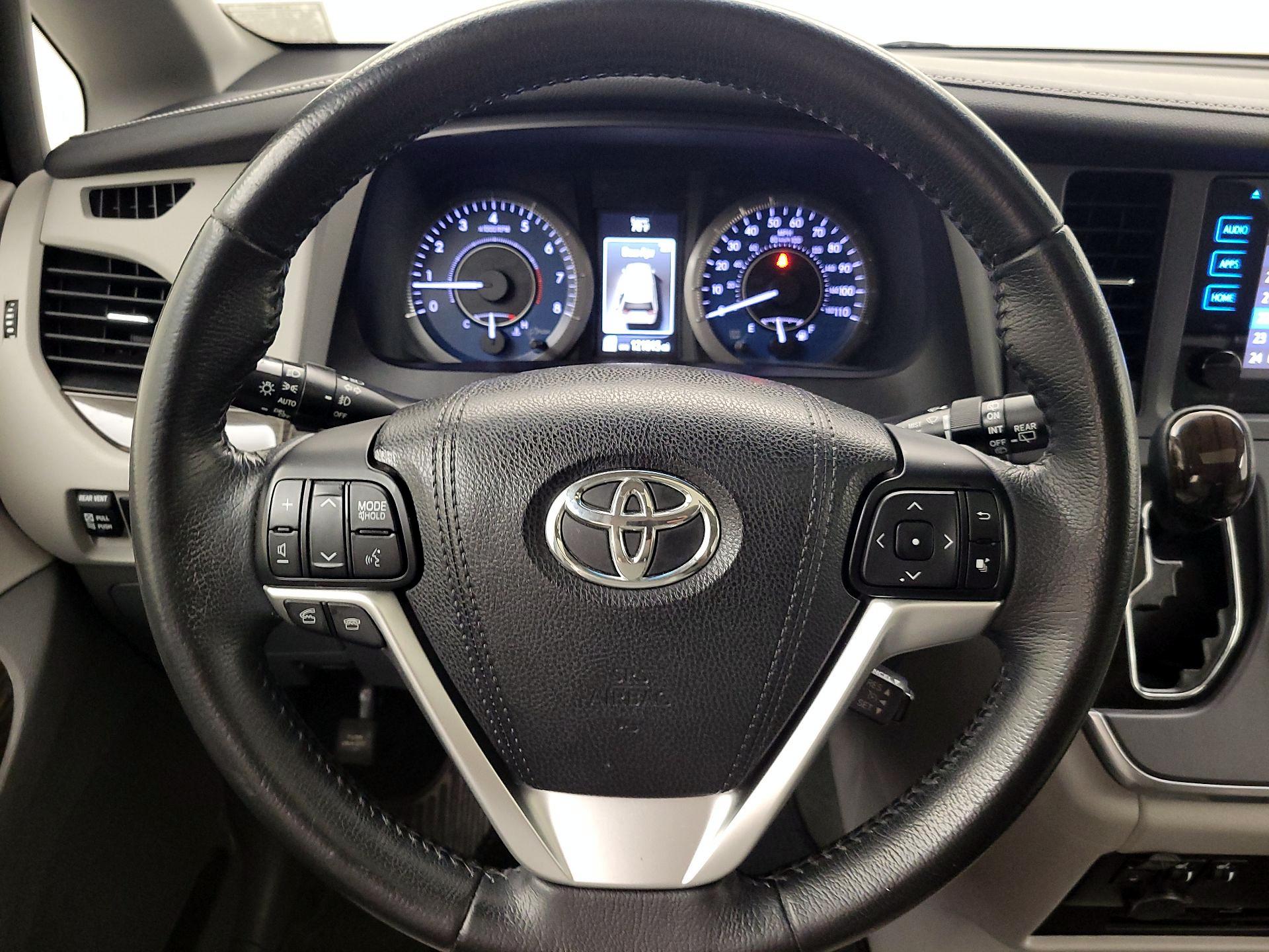 Thumbnail: 2015 Toyota Sienna - 10