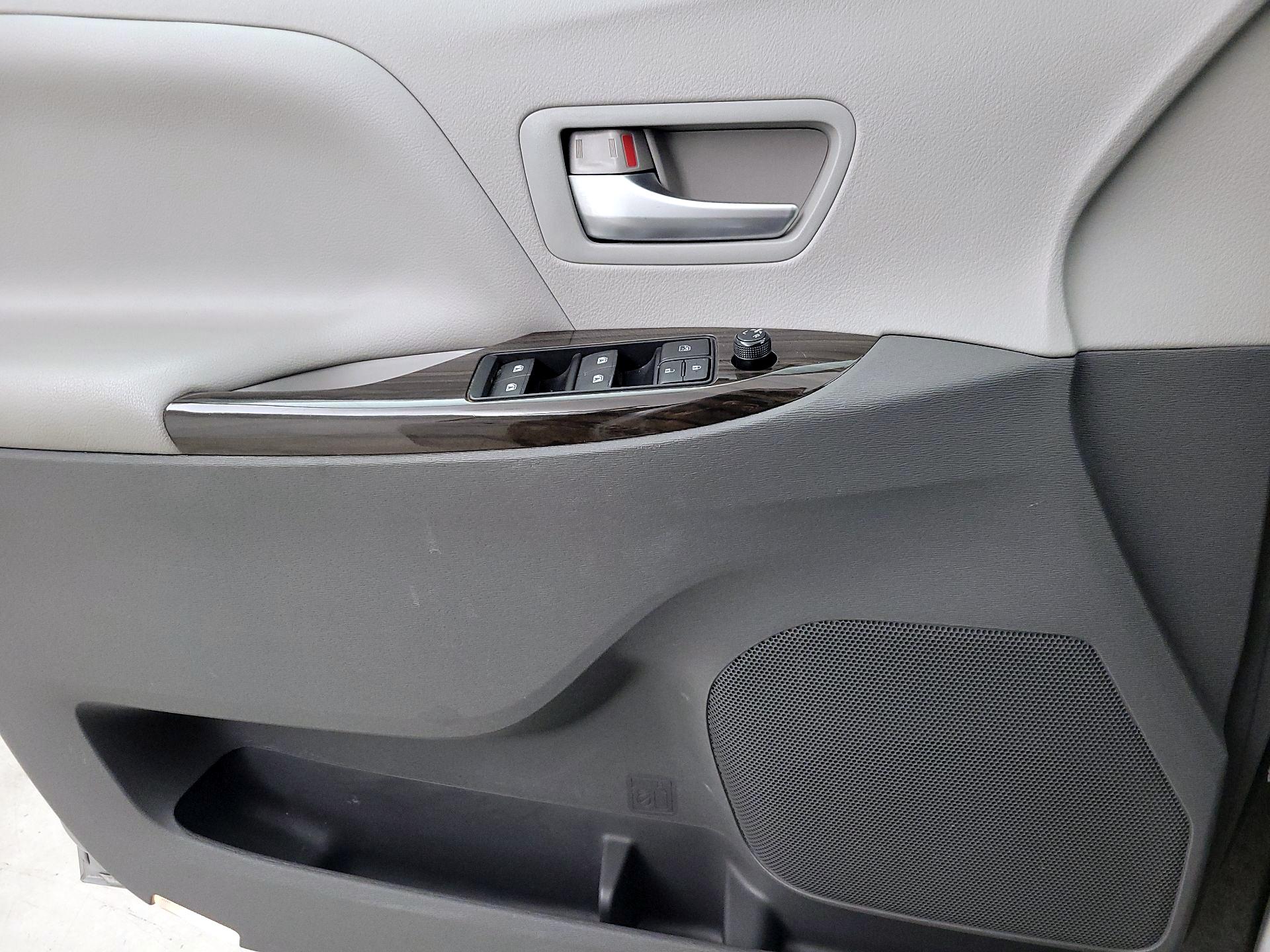 Thumbnail: 2015 Toyota Sienna - 12