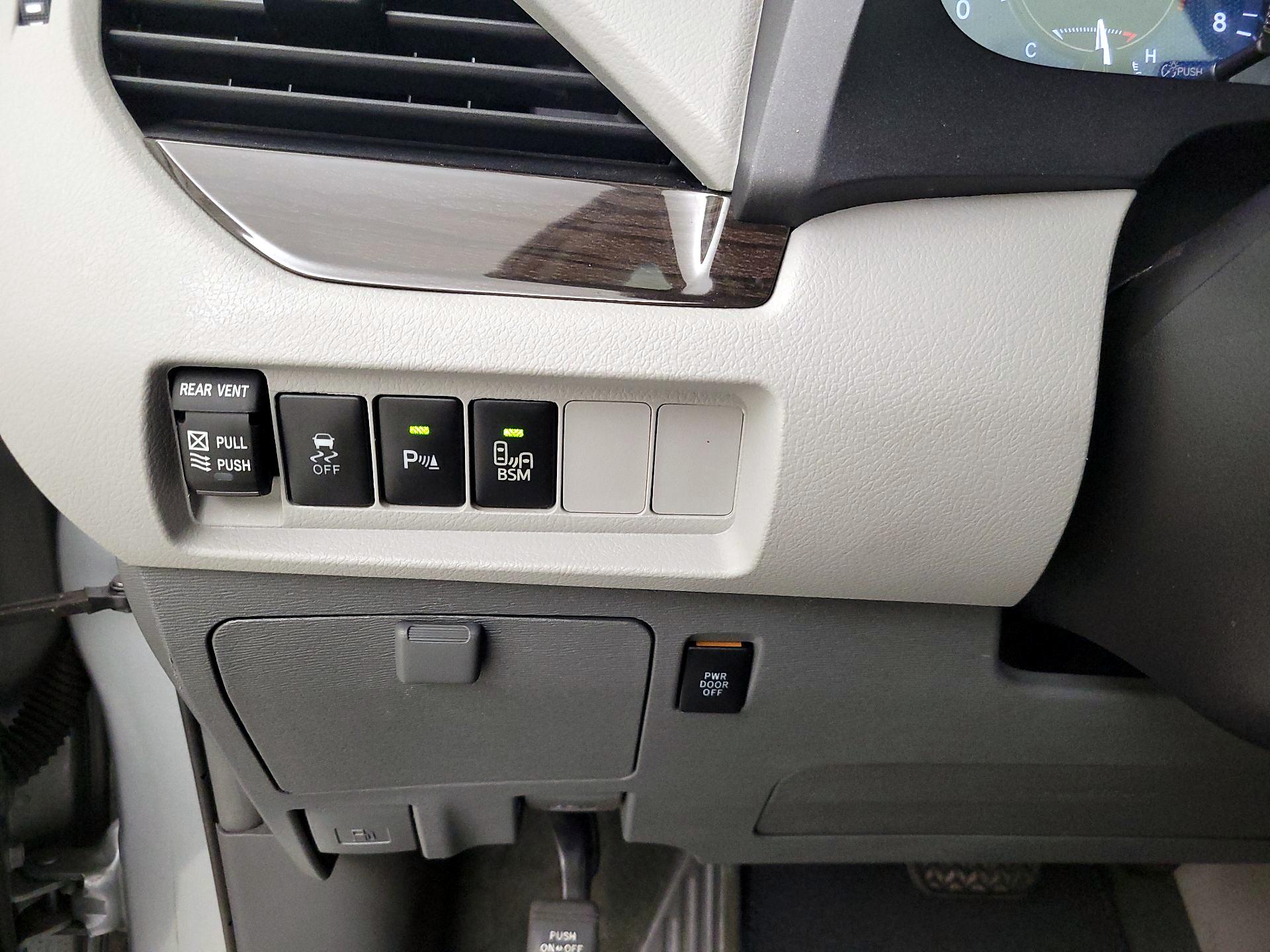 Thumbnail: 2015 Toyota Sienna - 13