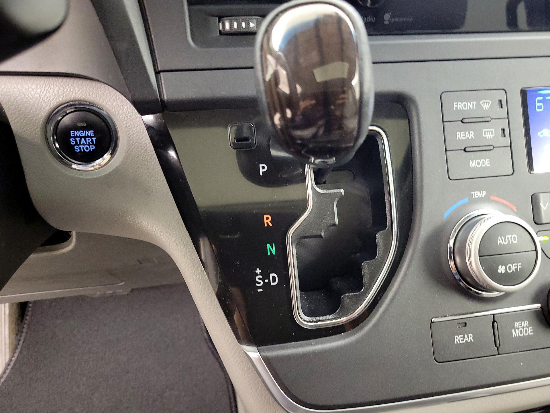 Thumbnail: 2015 Toyota Sienna - 17