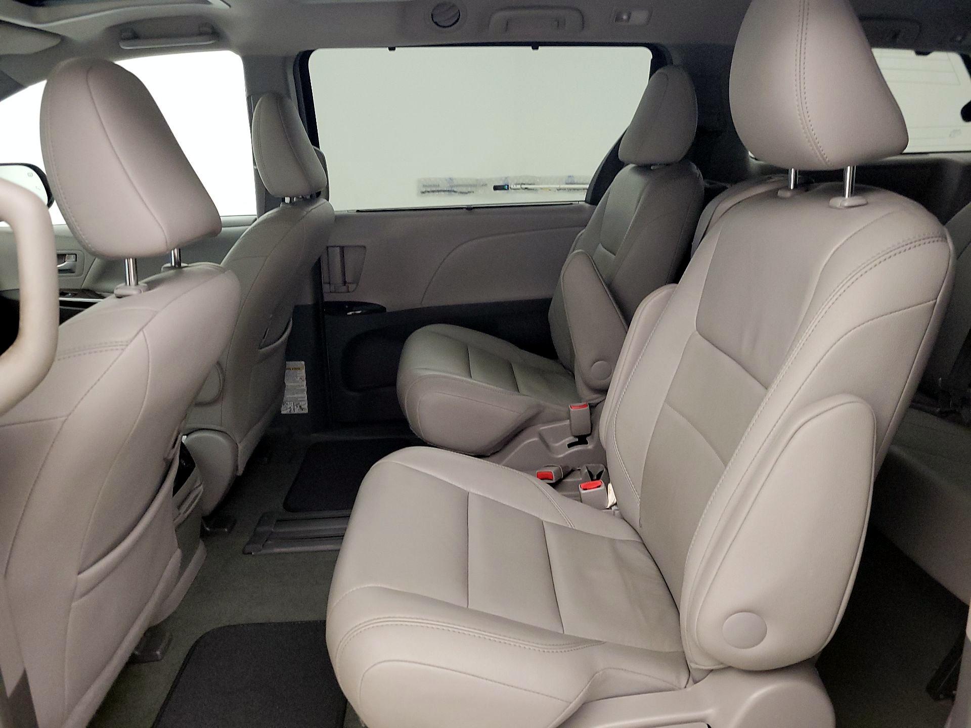 Thumbnail: 2015 Toyota Sienna - 19