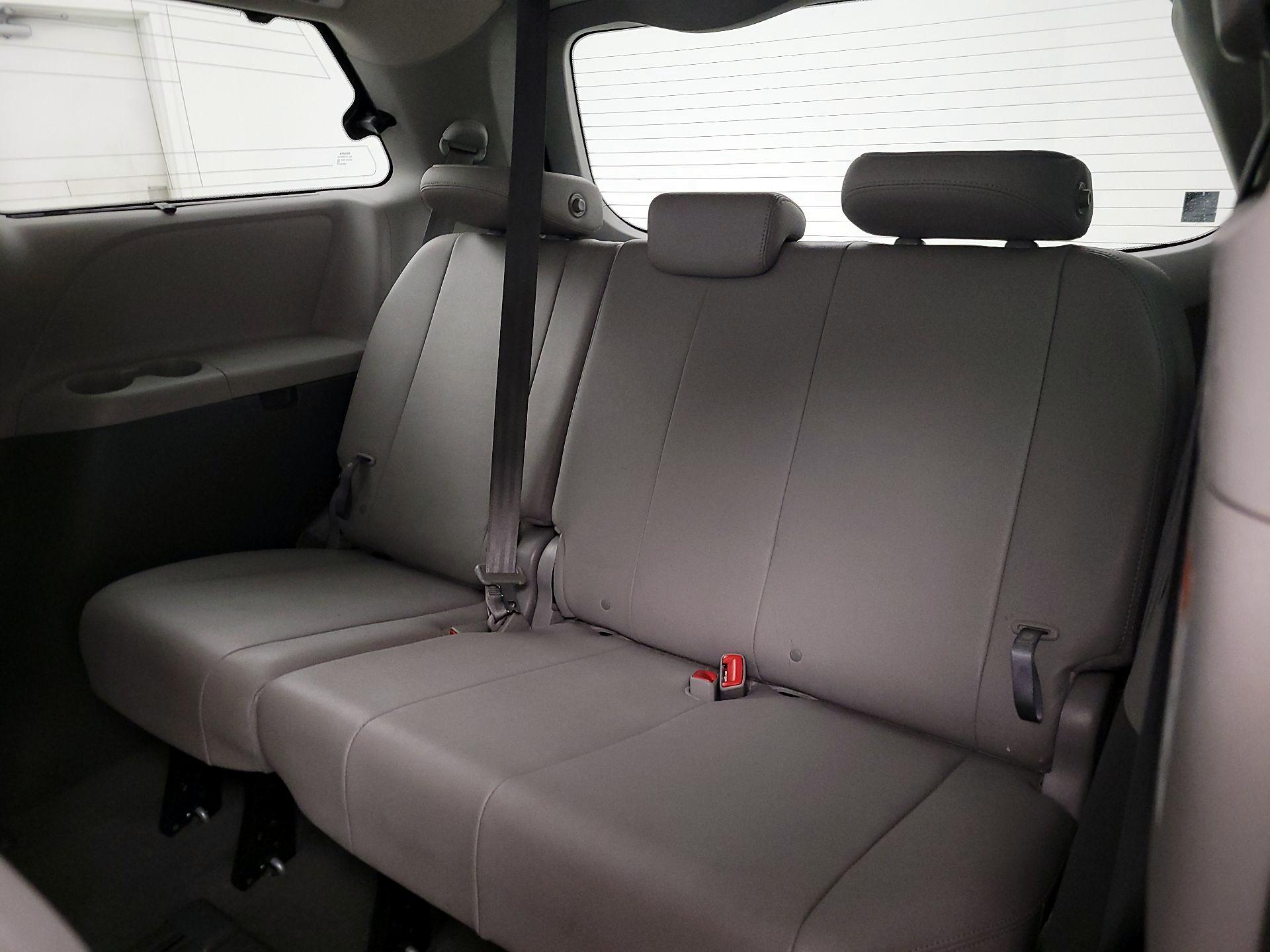 Thumbnail: 2015 Toyota Sienna - 20