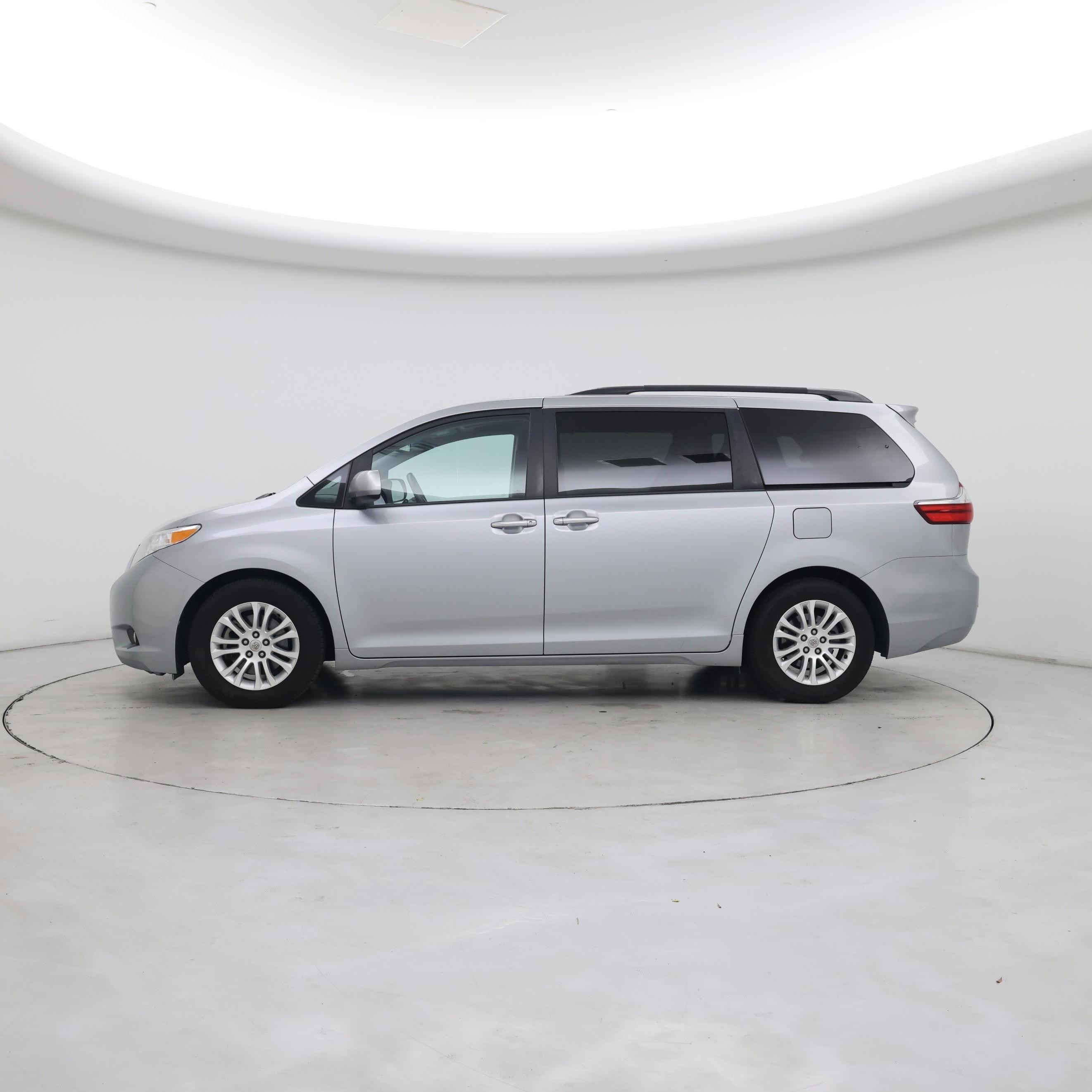 Thumbnail: 2015 Toyota Sienna - 3