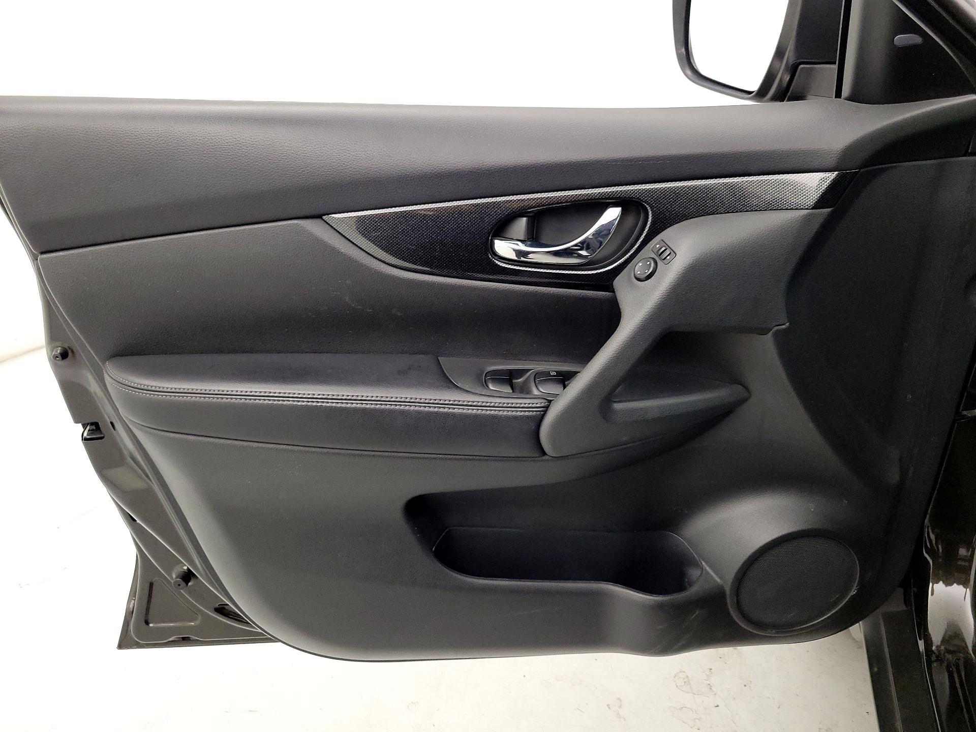 Thumbnail: 2016 Nissan Rogue - 12