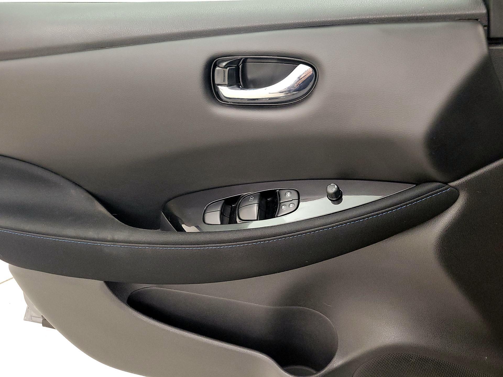 Thumbnail: 2020 Nissan Leaf - 12