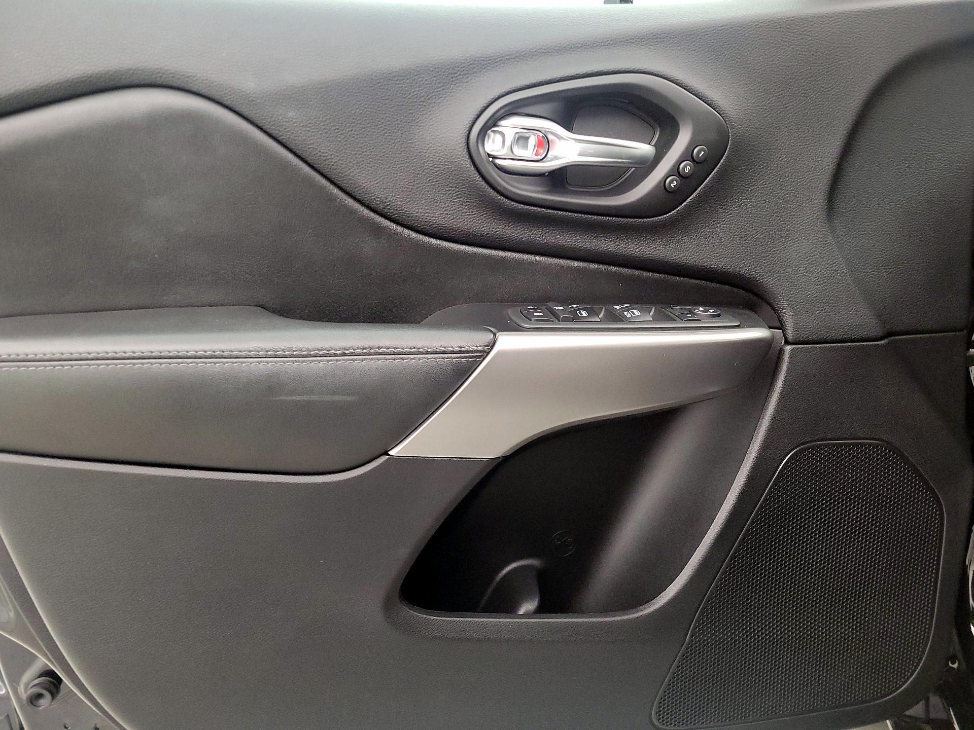 Thumbnail: 2020 Jeep Cherokee - 12