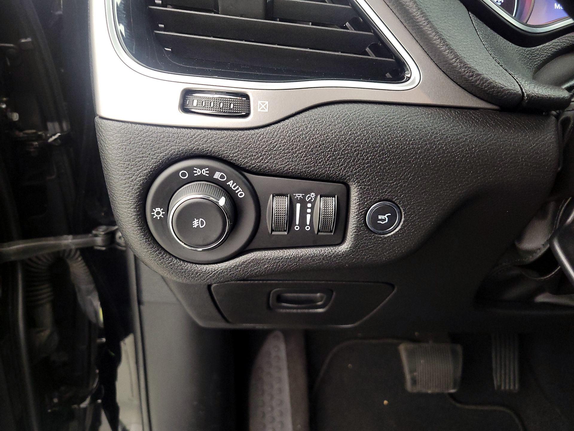 Thumbnail: 2020 Jeep Cherokee - 13