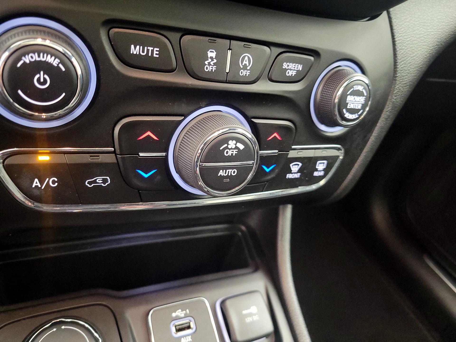 Thumbnail: 2020 Jeep Cherokee - 16