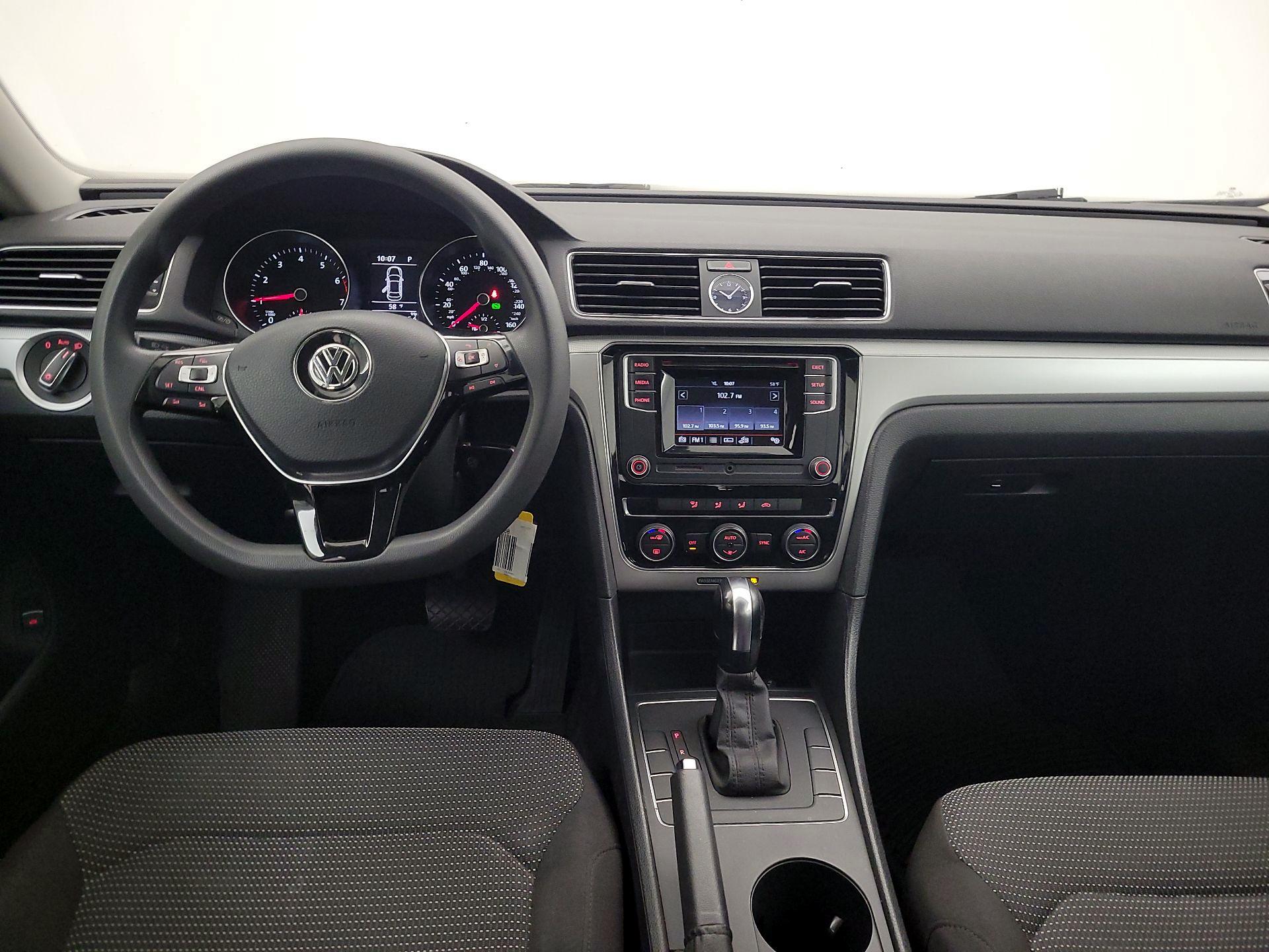 Thumbnail: 2017 Volkswagen Passat - 9