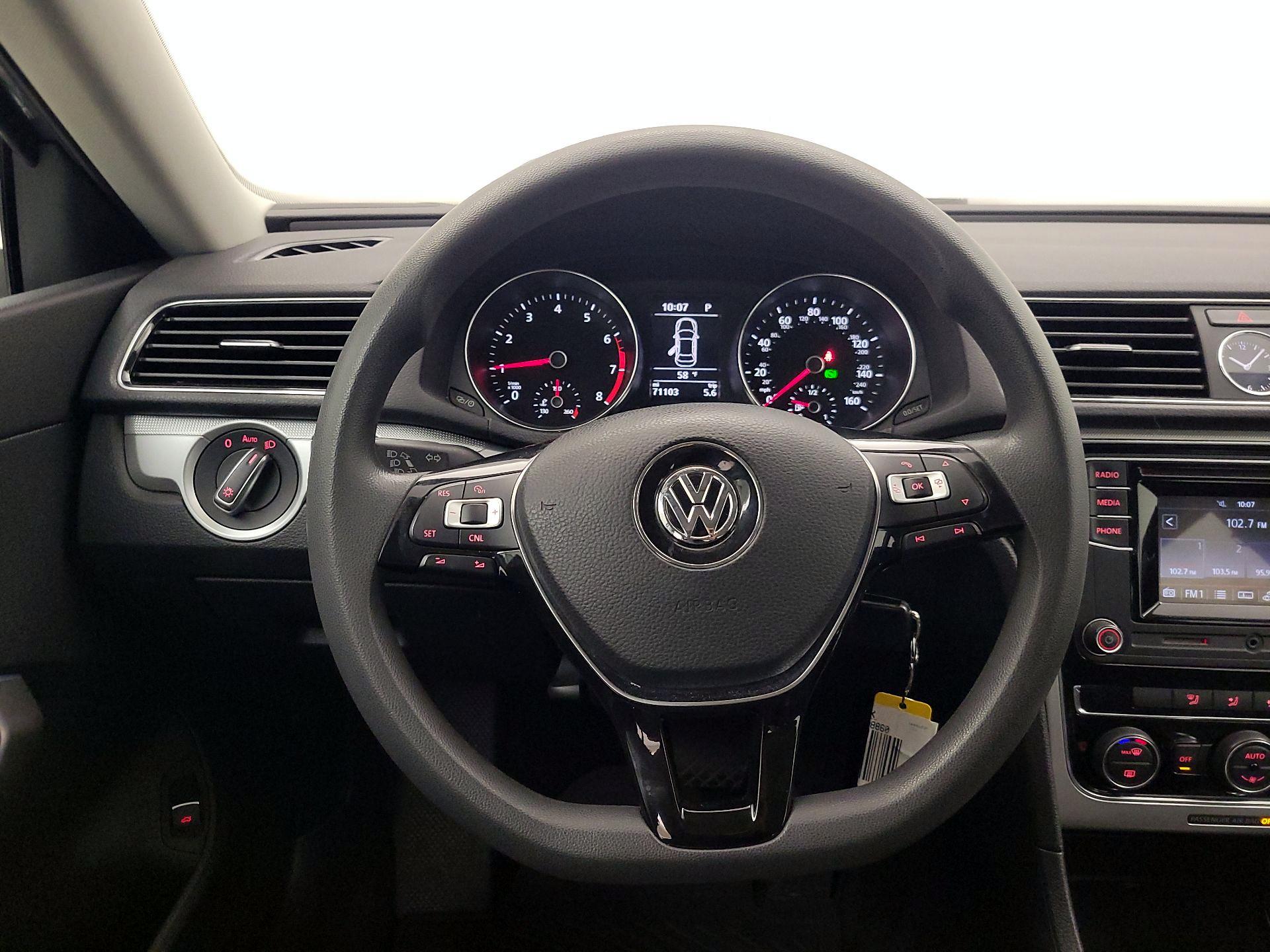 Thumbnail: 2017 Volkswagen Passat - 10