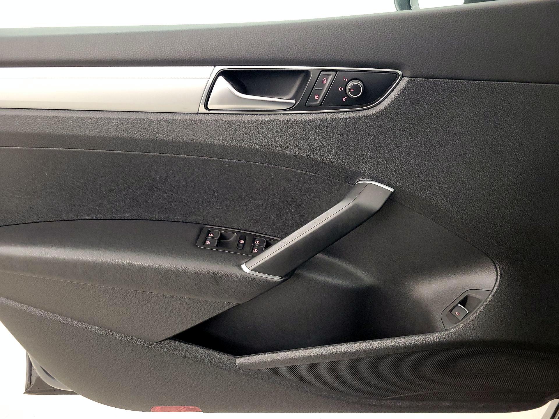 Thumbnail: 2017 Volkswagen Passat - 12