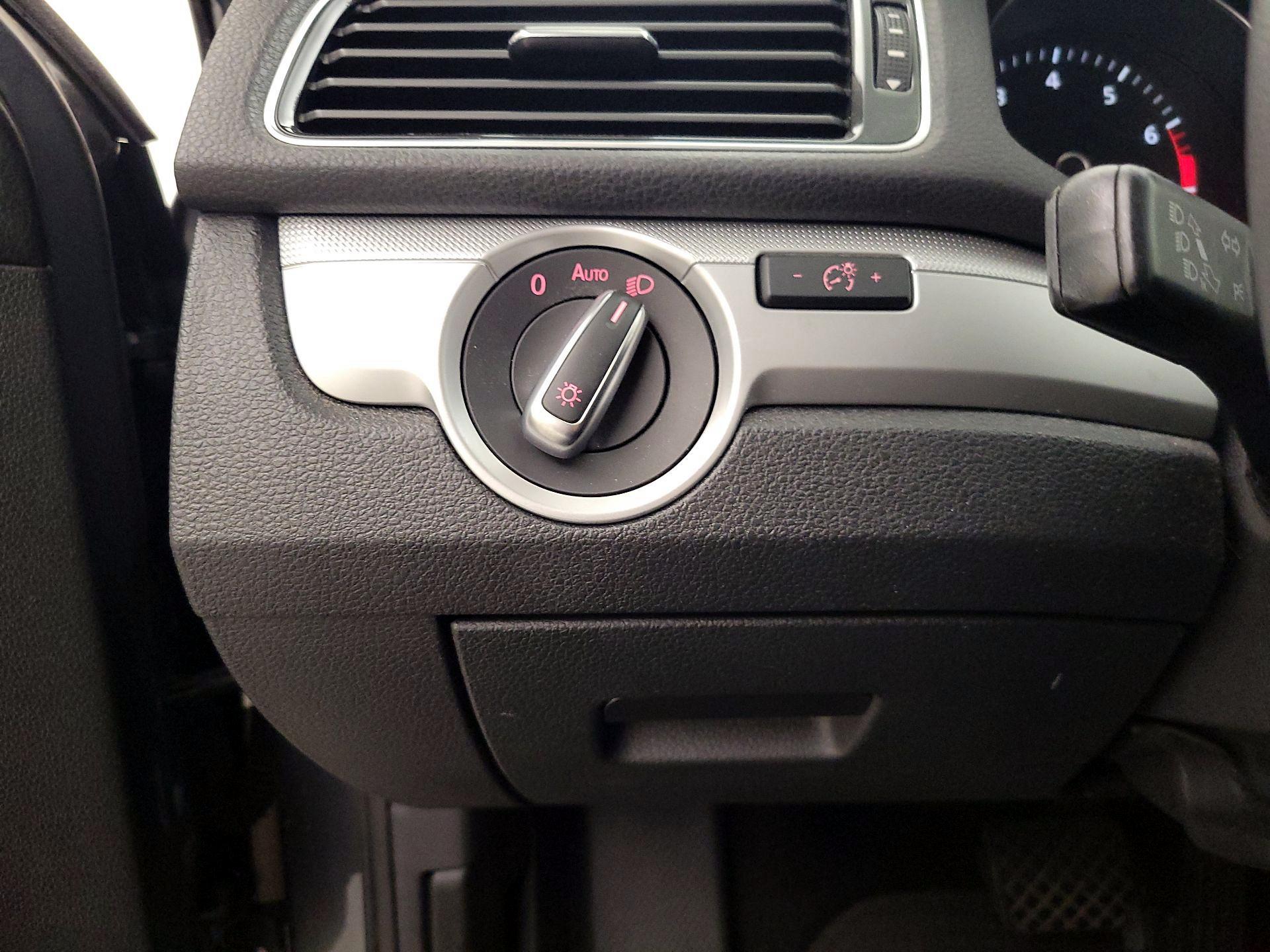 Thumbnail: 2017 Volkswagen Passat - 13