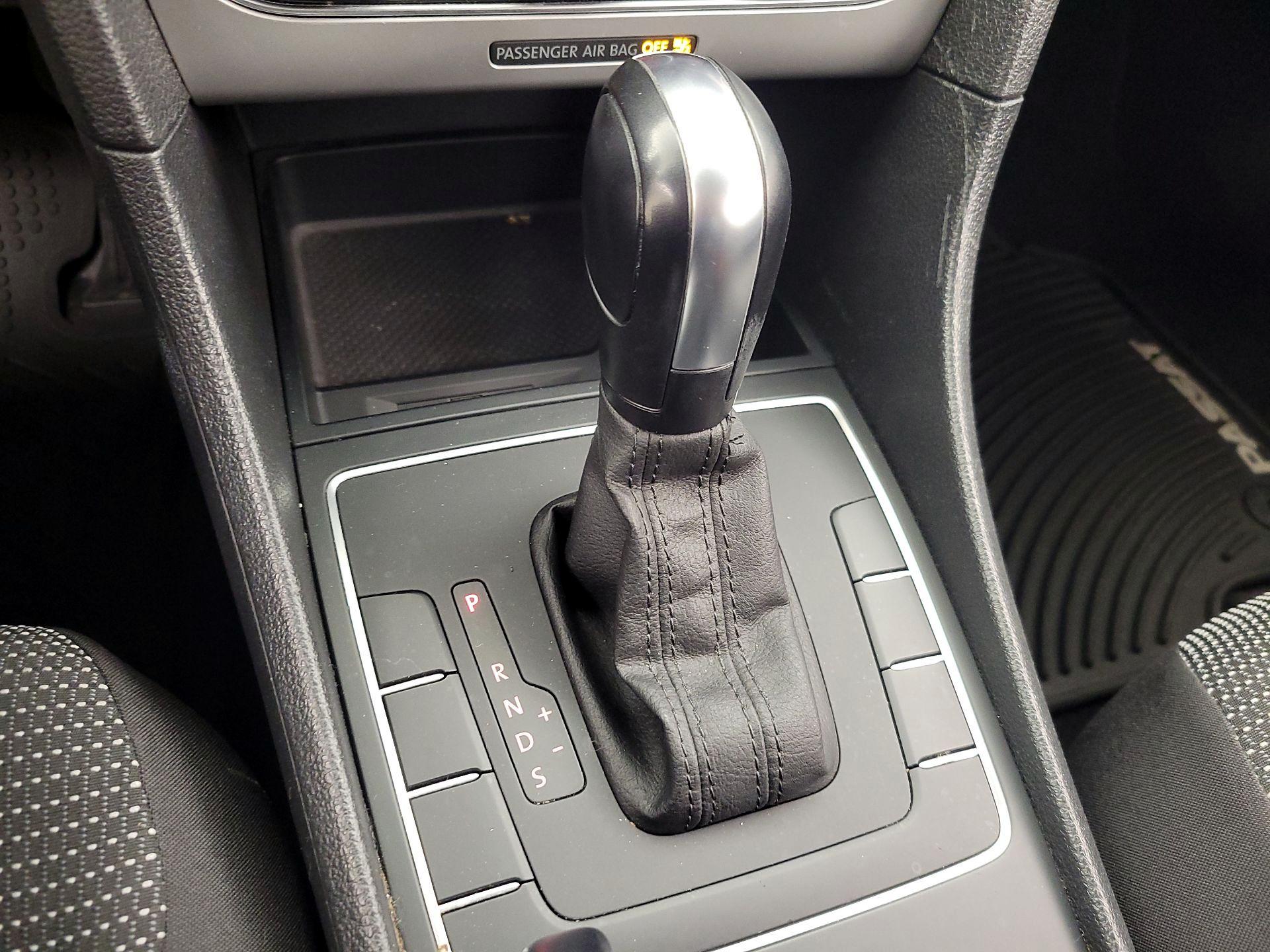 Thumbnail: 2017 Volkswagen Passat - 17