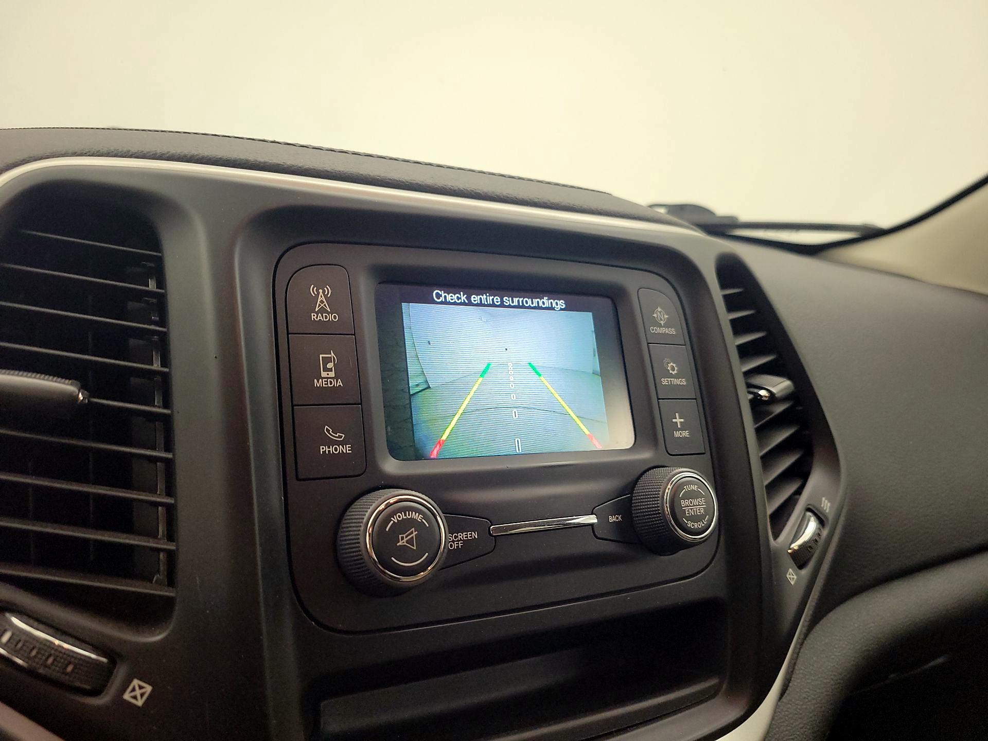 Thumbnail: 2016 Jeep Cherokee - 14