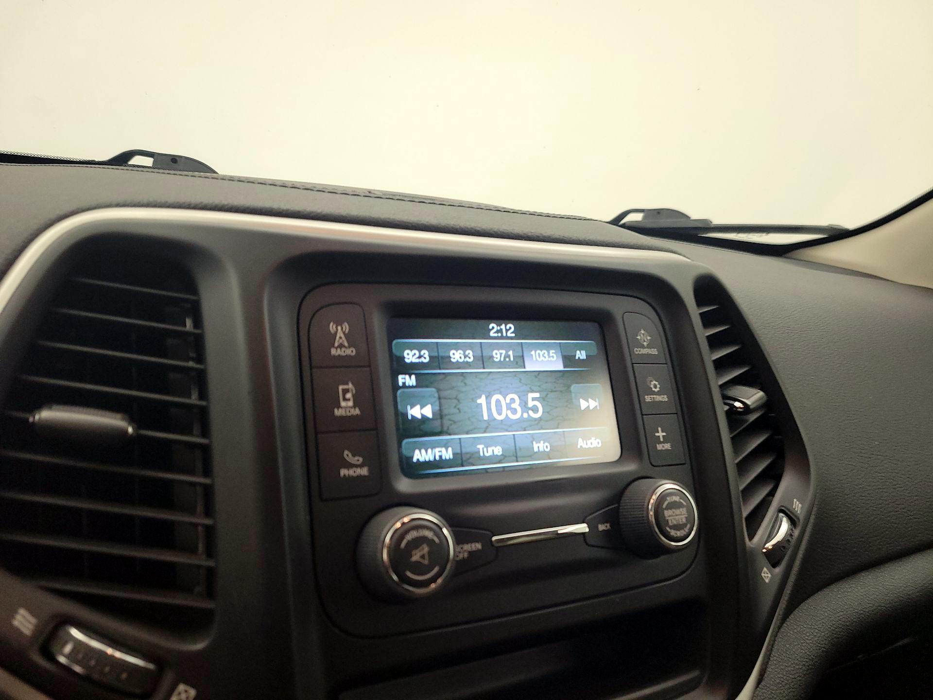 Thumbnail: 2016 Jeep Cherokee - 15