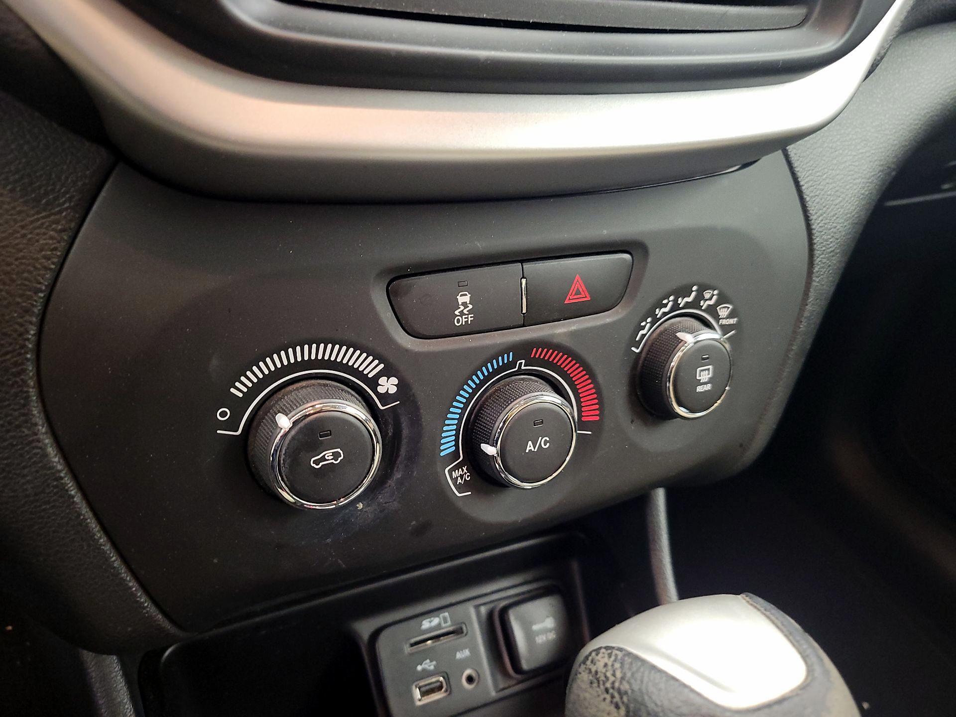 Thumbnail: 2016 Jeep Cherokee - 16