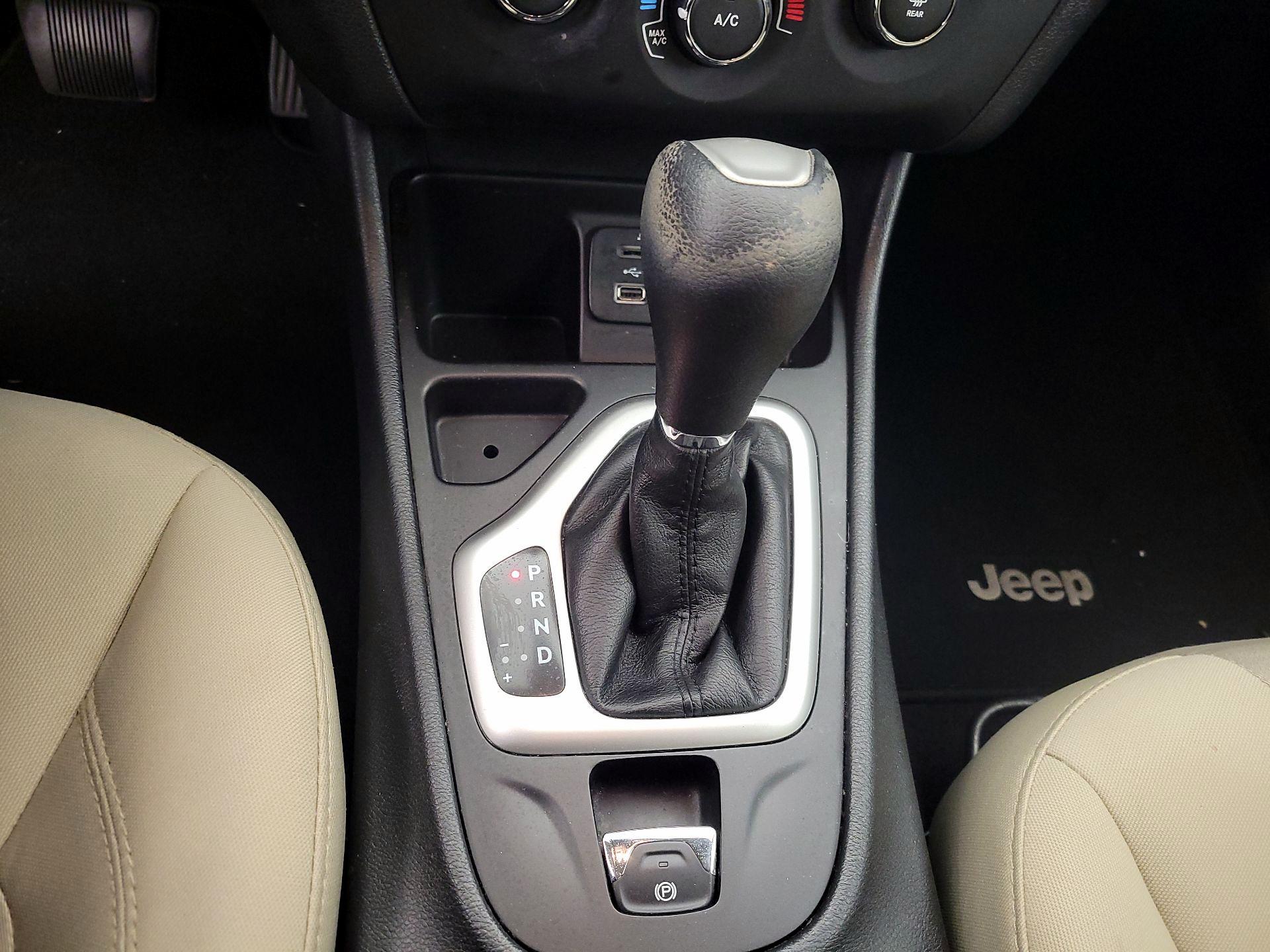 Thumbnail: 2016 Jeep Cherokee - 17