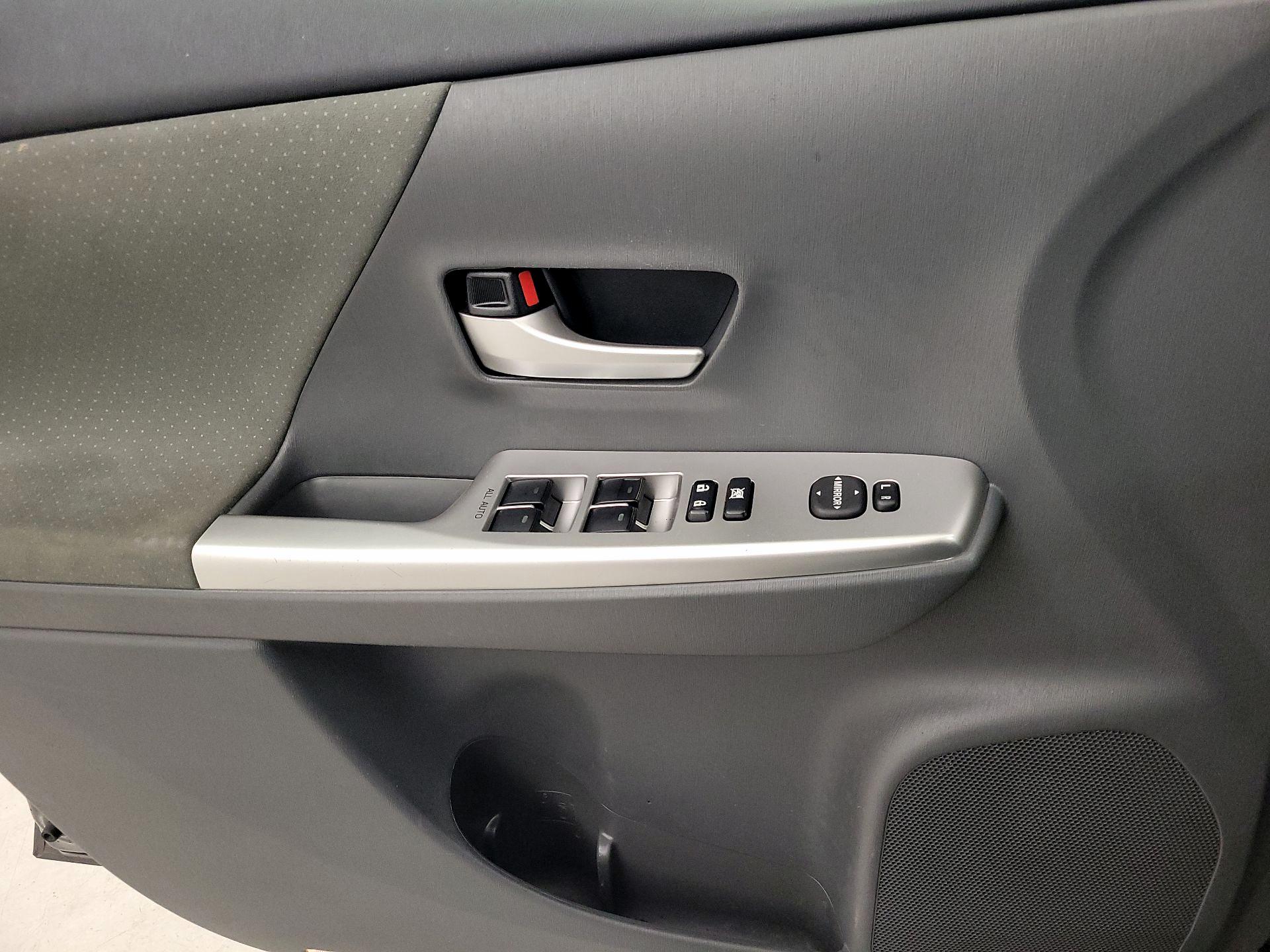 Thumbnail: 2014 Toyota Prius v - 12