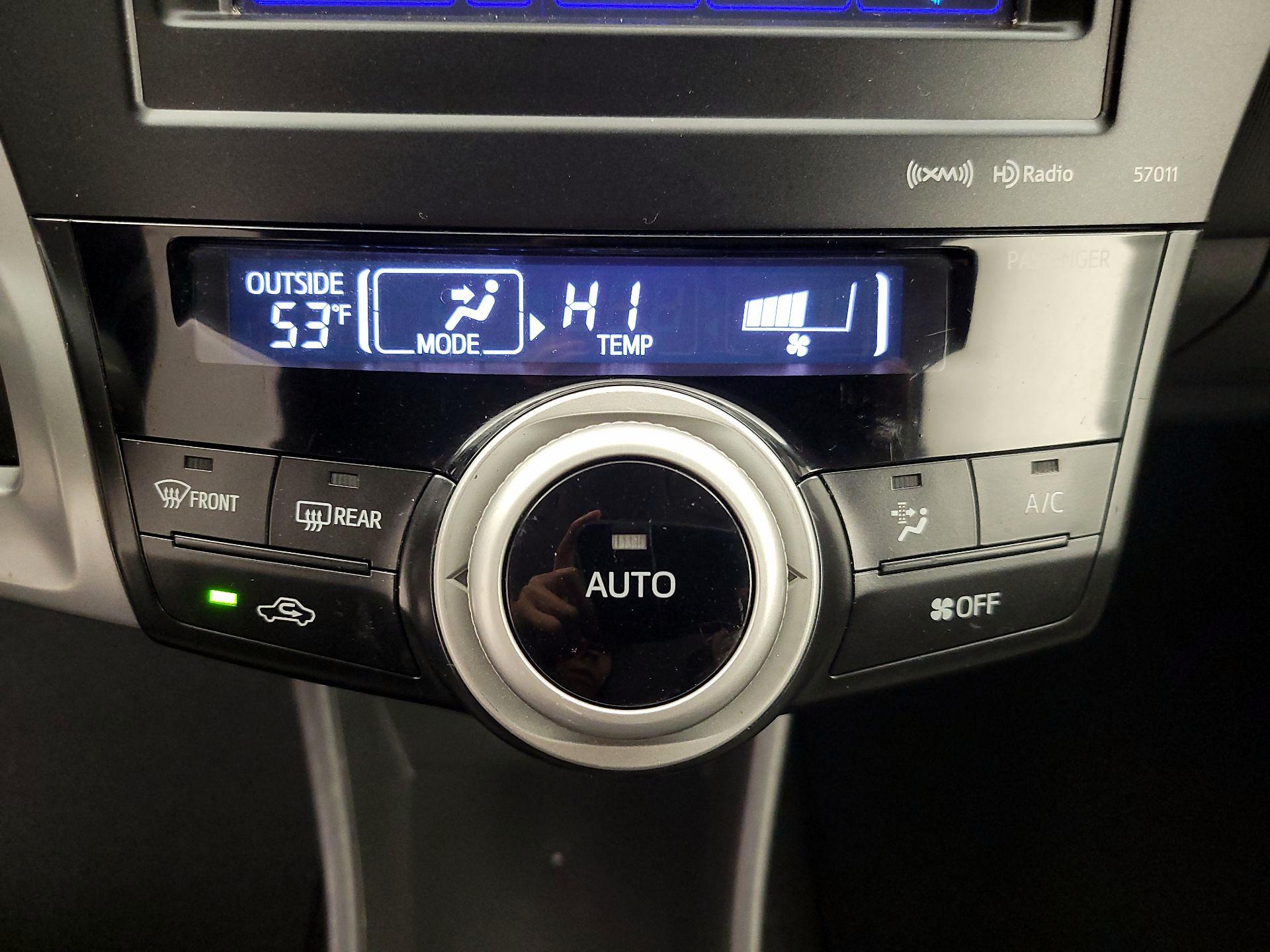 Thumbnail: 2014 Toyota Prius v - 15