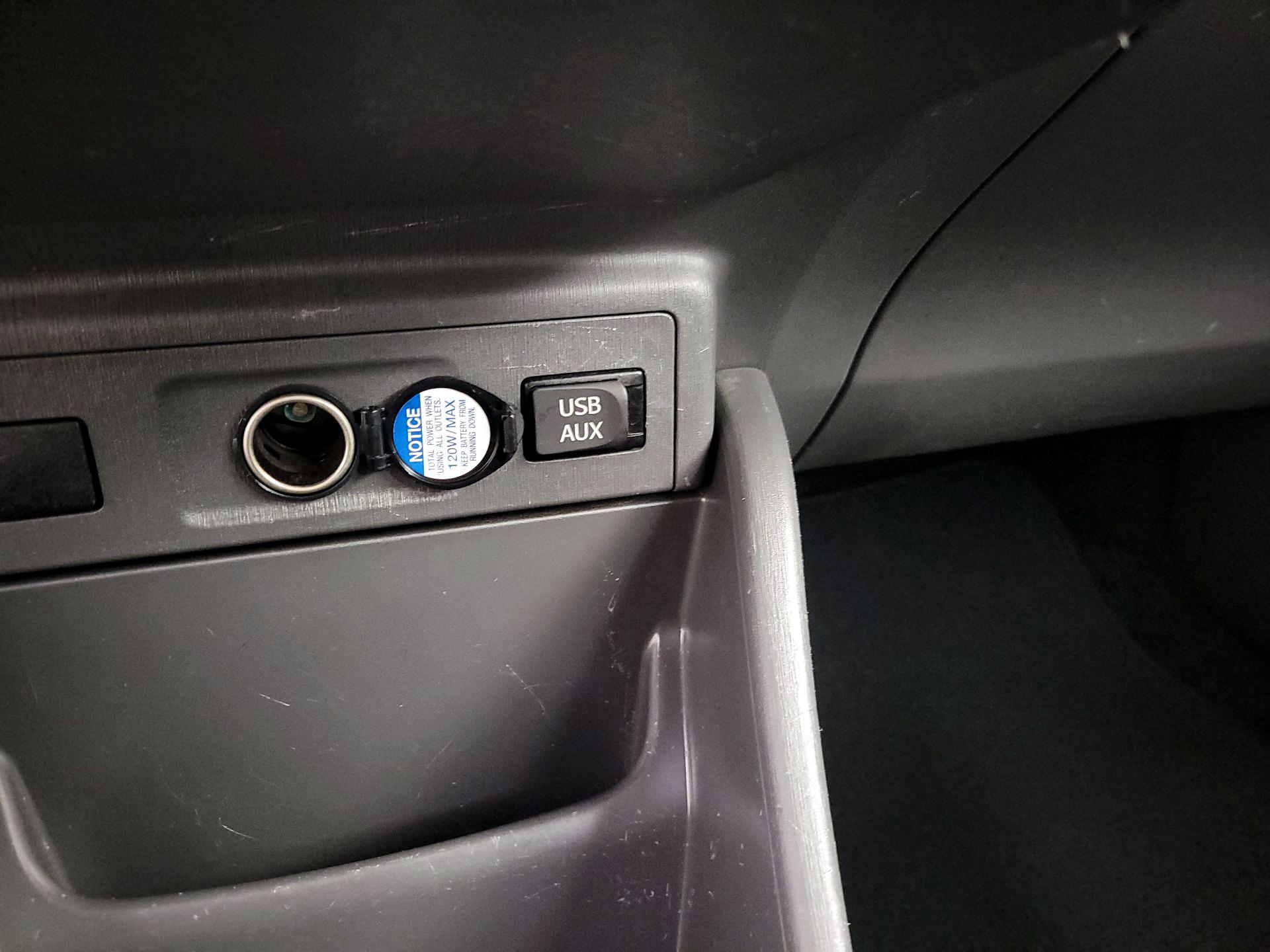 Thumbnail: 2014 Toyota Prius v - 17