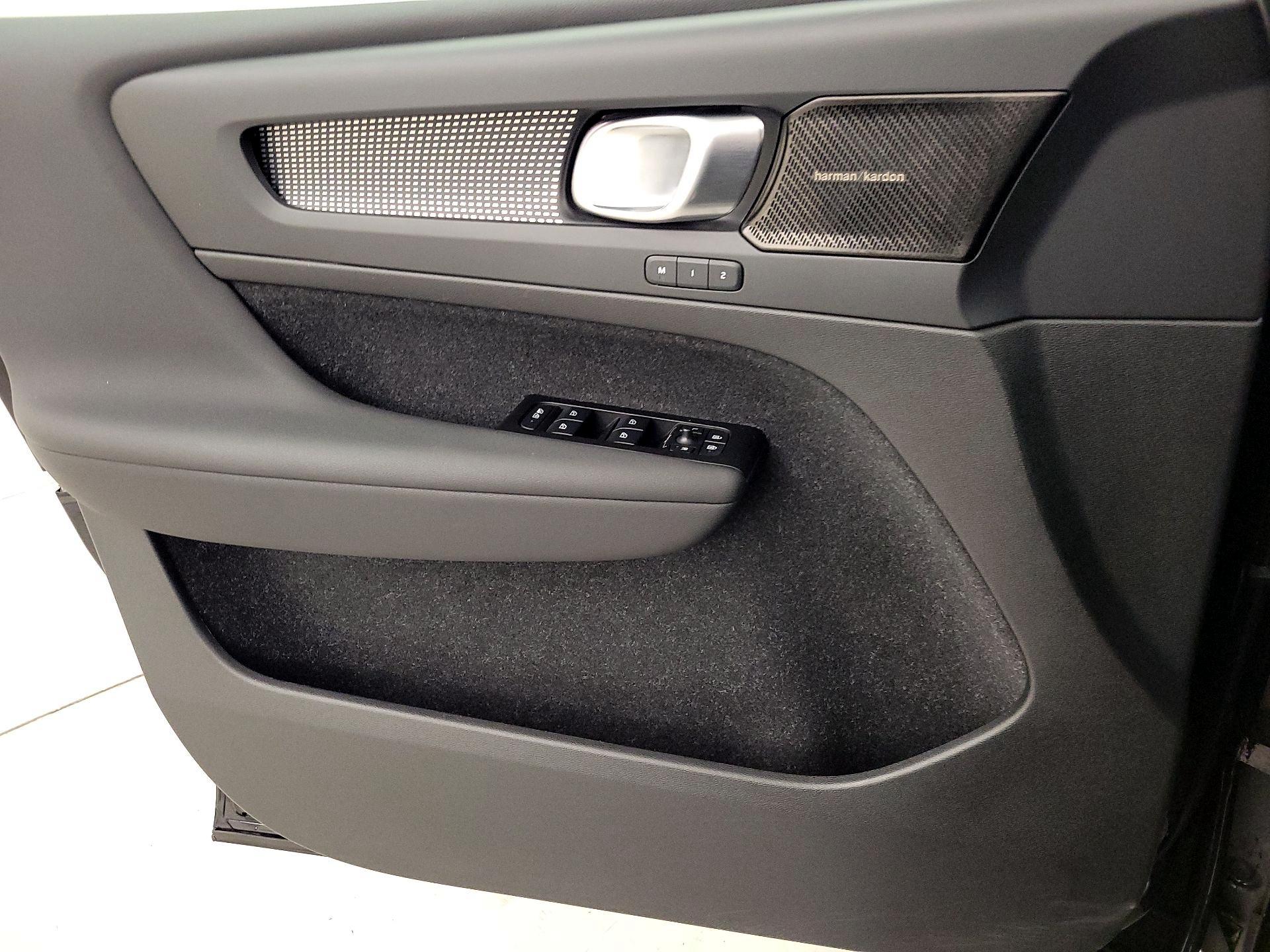 Thumbnail: 2021 Volvo XC40 - 12