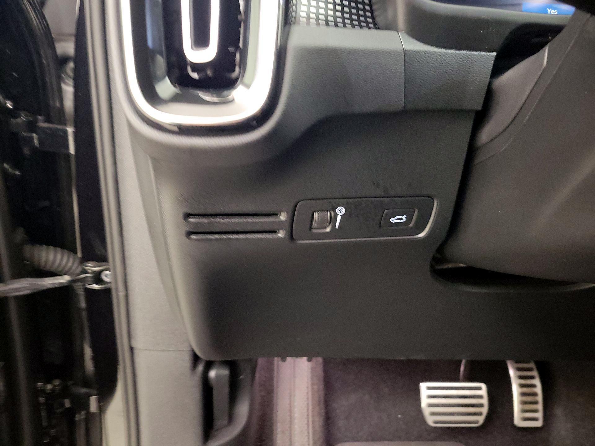 Thumbnail: 2021 Volvo XC40 - 13