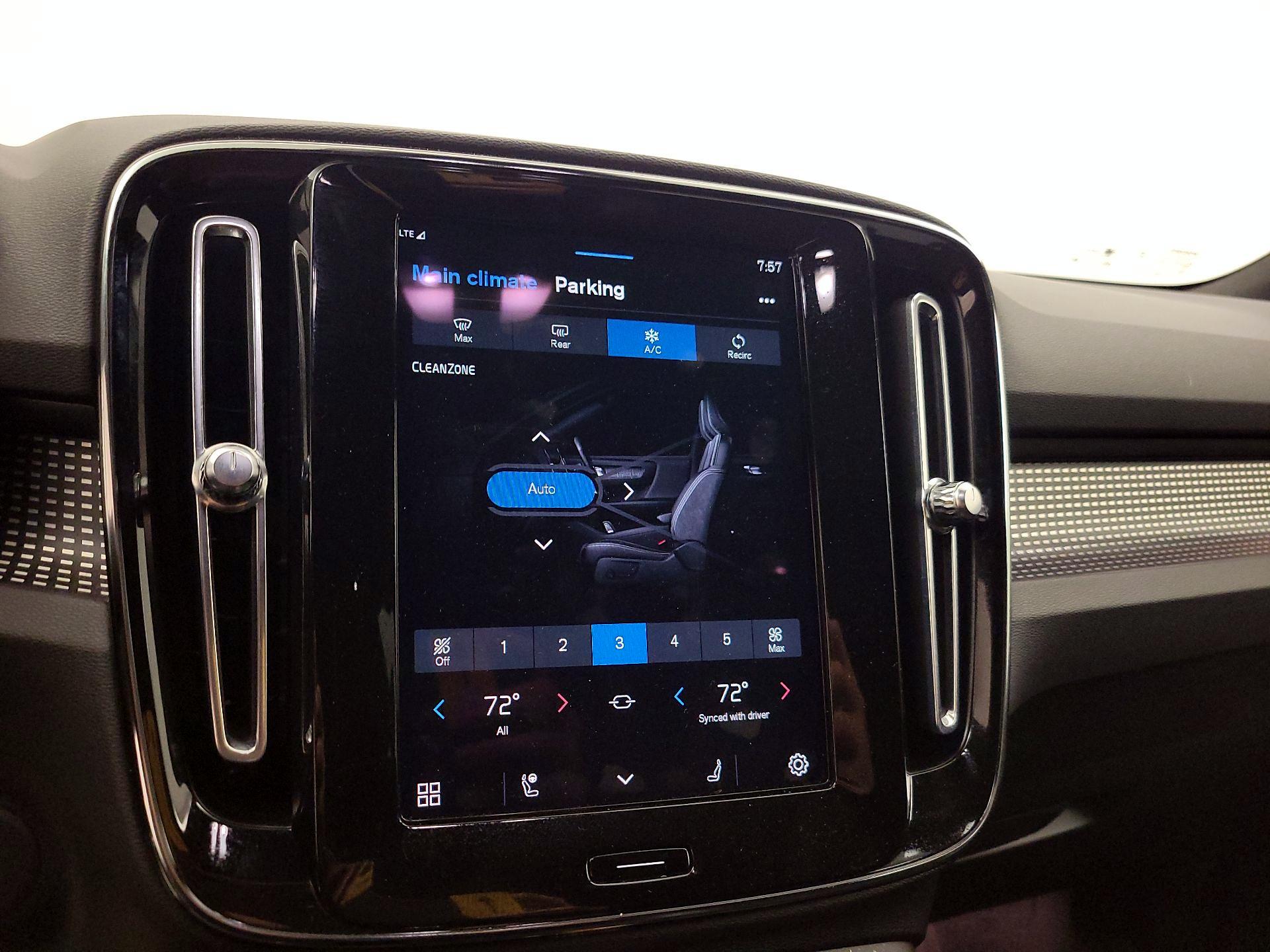 Thumbnail: 2021 Volvo XC40 - 16